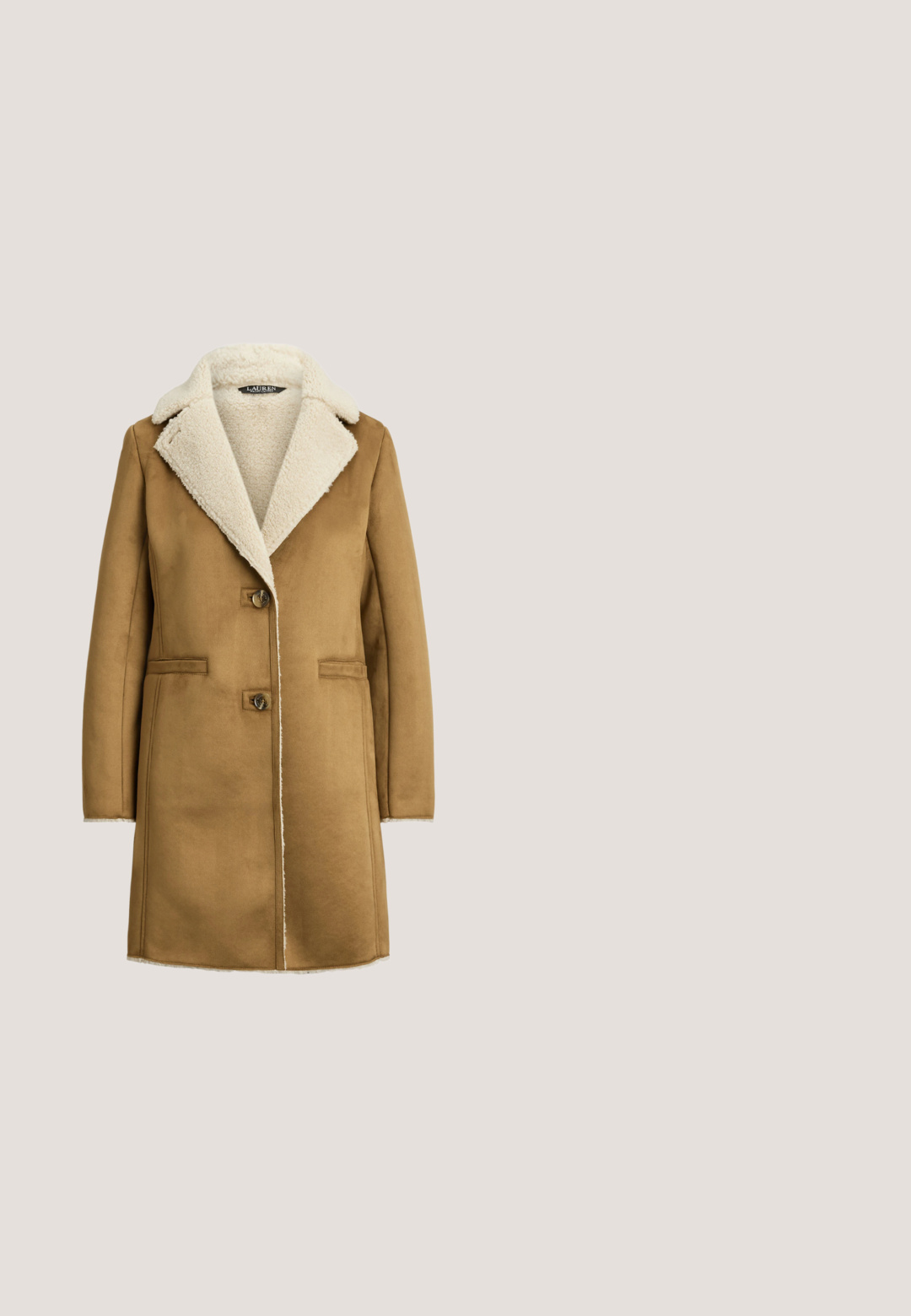 Brun uldblandingsfrakke med en luksuriøs cremefarvet shearling-krave, to forlommer og to knapper foran.; Oliven grøn langærmet maxikjole med sort blomsterprint, knaplukning foran og kraven halslinje.; Olivengrøn lavhælet pumpe lavet af struktureret stof, med spids tå og en dekorativ sløjfeaccent foran.; Solbriller med katteøje i skildpaddemønster med grønne linser og gulddetaljer på stængerne placeret på en hvid baggrund.; Olivengrøn skuldertaske i læder med klaplukning og lille gyldent "RL"-logo centreret foran.; Øreringe i guldfarve med rektangulære grønne ædelstene og små klare krystaller på låsene, vist på en hvid baggrund.