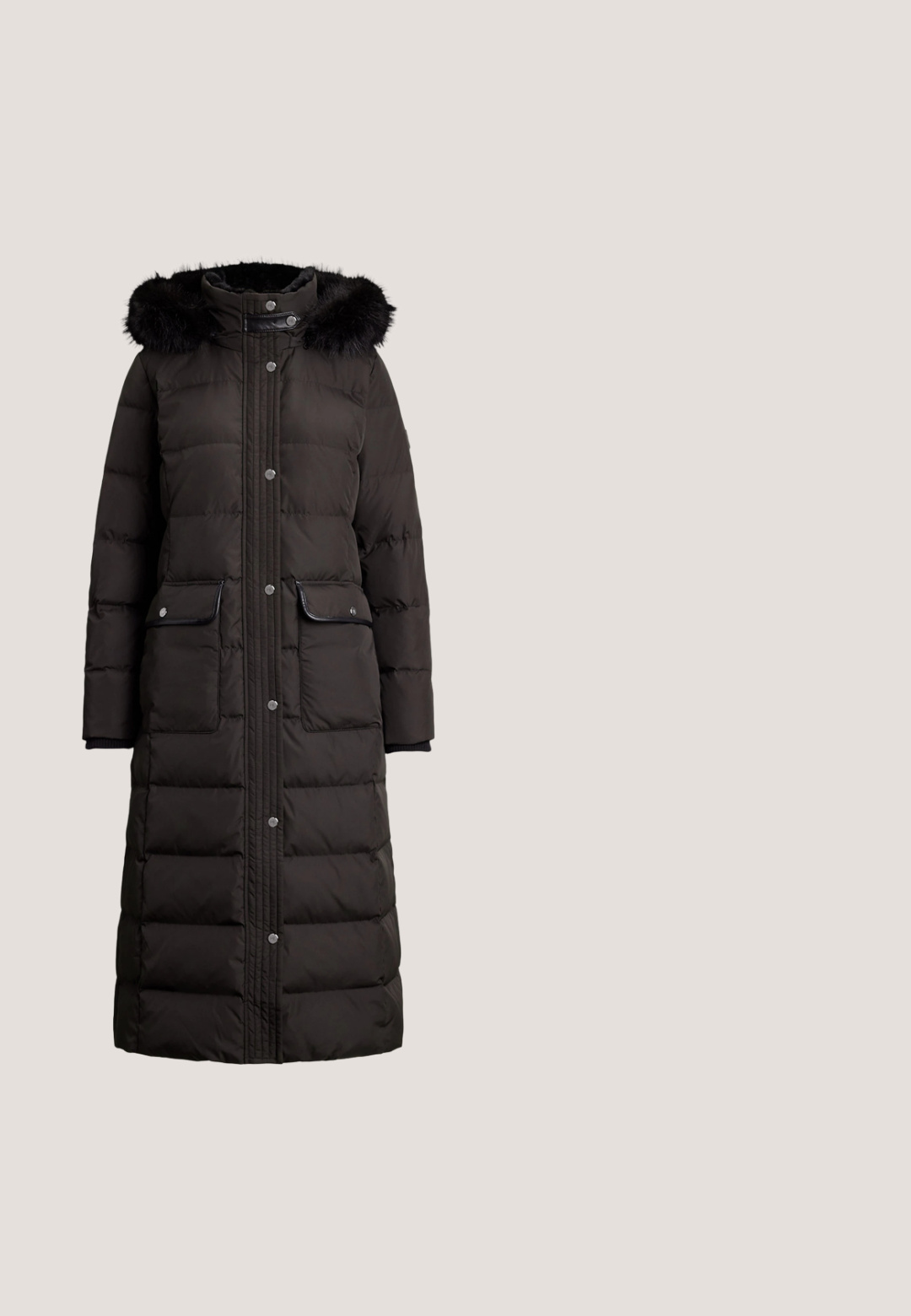 Abrigo puffer largo y negro con capucha forrada de piel, botones a presión, dos bolsillos frontales y textura acolchada. Diseñado para proporcionar calidez y cobertura.; Suéter de cuello alto de rayas marrón con mangas largas y un diseño ajustado. Presenta un logo sutil cerca del dobladillo. Textura suave, grosor medio.; Vaqueros acampanados beige con cintura de tiro alto, dos bolsillos delanteros y cierre de botón. Textura suave y detalles mínimos de costuras.; Bota de lluvia negra hasta la rodilla con tacón bajo y hebilla dorada con el logo RLL cerca de la parte superior sobre un fondo claro y liso.; Bolso de ante en marrón oscuro con una silueta curva. Presenta un asa superior y un acento de logo metálico en el cierre frontal.; Pendientes de aro en tono dorado con un diseño redondo de carey oscuro y un logotipo en relieve en el centro. Detalles dorados con textura retorcida.