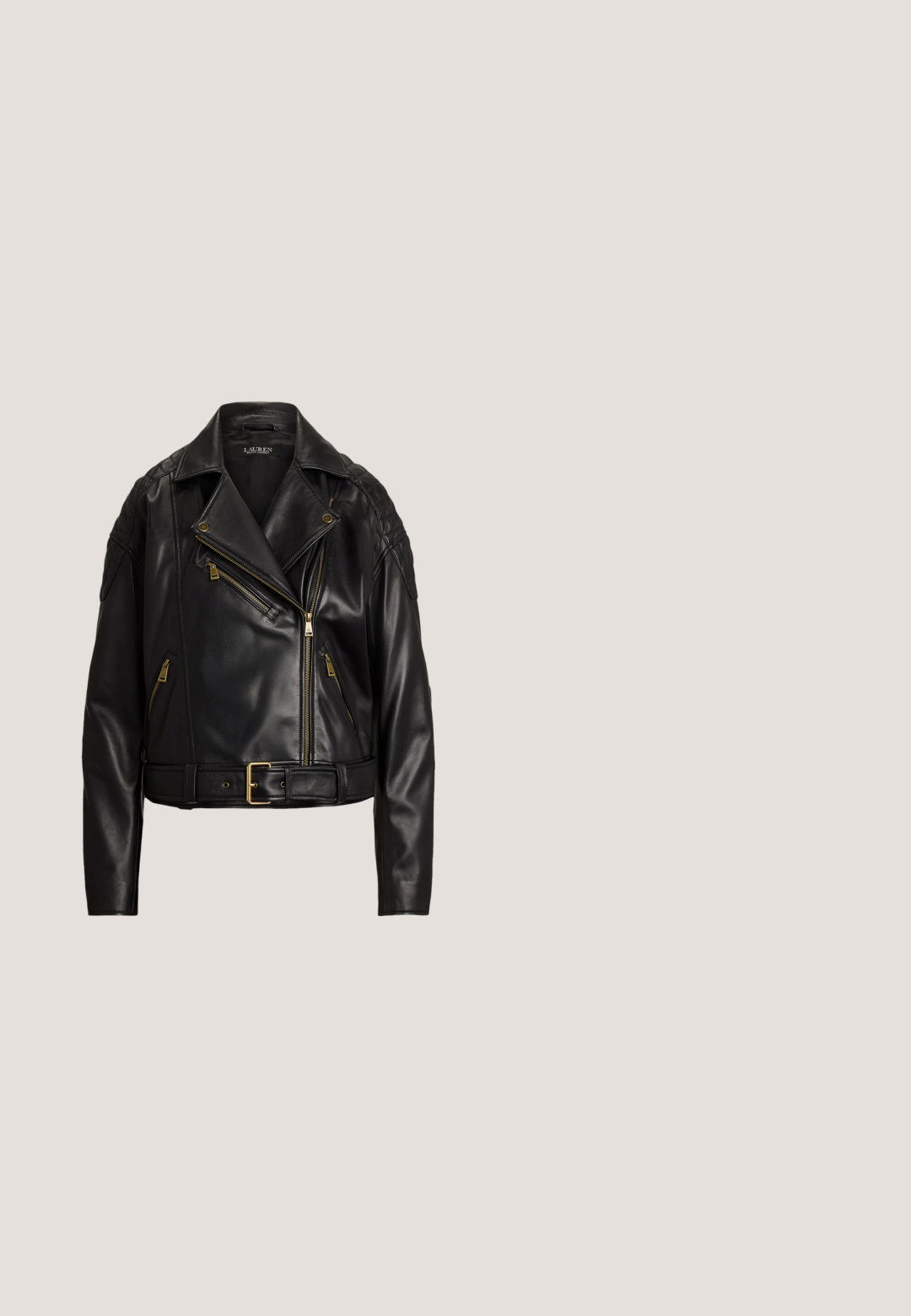 Sort læder bikerjakke med quilted skulderdetaljer, gyldne metalaccenter, bælte i taljen og flere lynlåslommer.; Brun og hvid vertikalt stribet skjorte med knapper, lange ærmer, krave og lille broderet logo på venstre bryst.; Navyblå bukser med vide ben lavet af bomuld, med knaplukning foran, bæltestropper og en glat, tekstureret overflade.; Lavtop sneakers med leopardprint stof, hvide snørebånd, hvid gummisål og lille gyldent logo på siden, vist i sideprofil.; Mørkegrøn clutch i krokodillepræget læder med gyldent RL-logo, guldkæde-rem og håndledsloop på ensfarvet baggrund.; Brunt læderbælte med spænde i guld og lille gylden dekorativt emblem med initialerne RL.