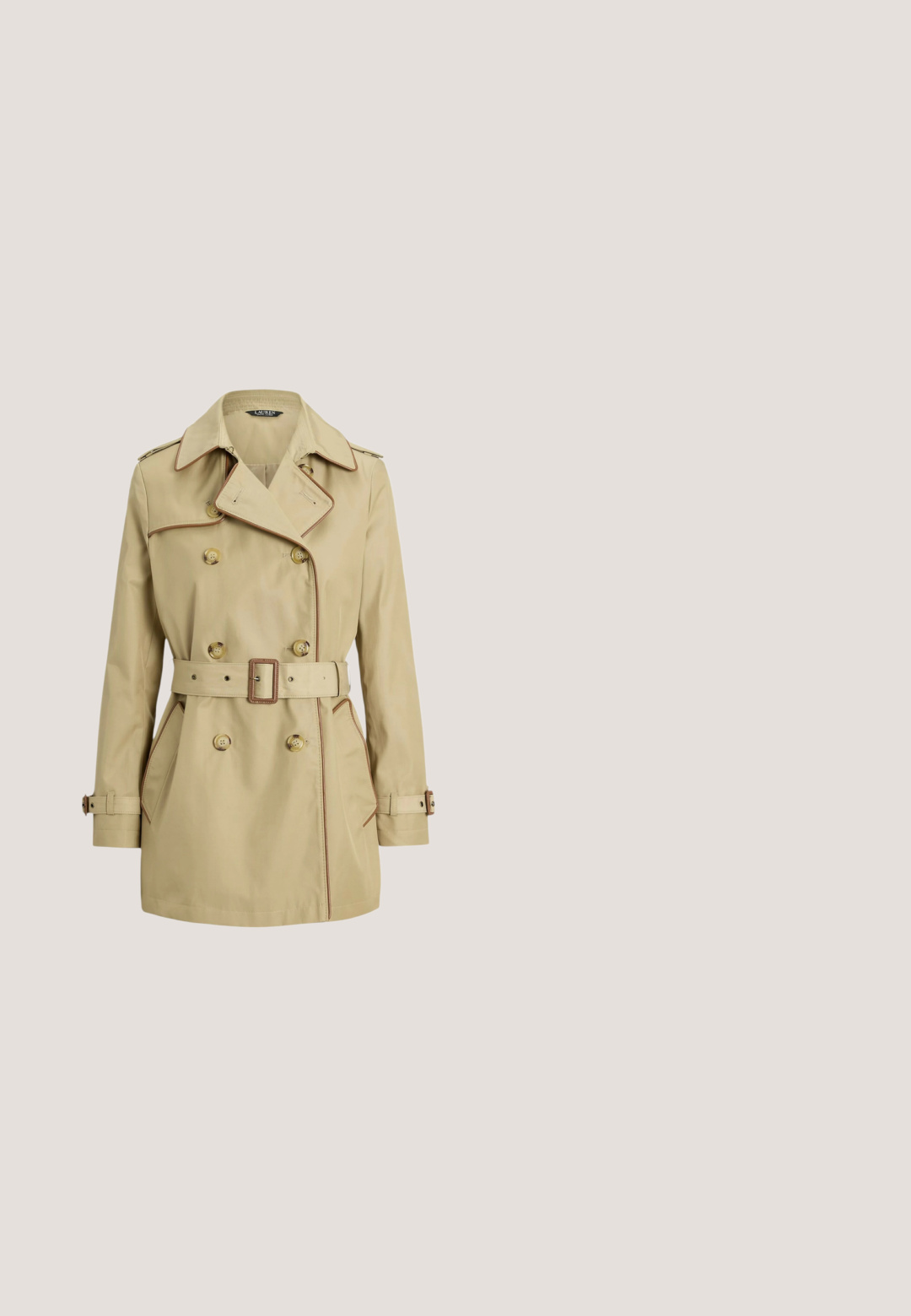 Beige dubbelgeknoopte trenchcoat met knoopsluiting, tailleceintuur, notched kraag, schouderepauletten en verstelbare polsbandjes.; Marinestofs overal met lange mouwen, V-hals en een bruine riem. Het ontwerp heeft een getailleerde bovenkant en brede, vloeiende broekspijpen. Soepele textuur.; Bruin leren hoge hak pump met een spitse neus, met een gladde textuur en een slanke silhouet, met een hoogte van ongeveer 7,5 centimeter.;  Schildpadbril met een vierkant frame, gradient bruine lenzen en een gouden "RL" logo op de poot. Glad kunststof materiaal, strakke vormgeving.; Bruine leren clutch met een gladde textuur, gestroomlijnde vorm en een gestikte accent langs de sluiting met een decoratieve riem.; Gouden oorhoeken met een ronde, donkere schildpadprint en een verheven logo in het midden. Geverfde, gedraaide gouden accenten.