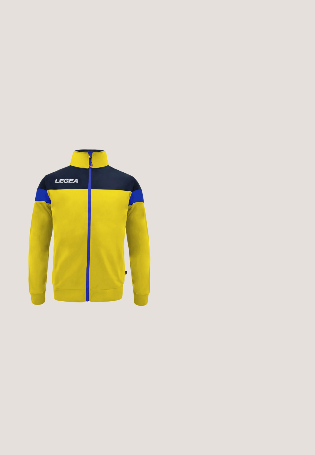 Gele en zwarte sportjas met blauwe rits en schouderstrepen, hoge kraag en "LEGEA" logo aan de linkerborstzijde.; Marineblauw sportshirt met lange mouwen, een gele schouderaccent, een half-rits kraag en een rood Nike swoosh logo op de borst.; Blauwe sportshorts met elastische tailleband, klein geel logo op het linkerbeen en gele bies langs de opening van de rechterzak.; Nike hardloopschoen met een felgele mesh bovenkant, blauwe accenten en paarse branding. Voorzien van een lichtgewicht witte zool en getextureerde details.; Rechthoekige marineblauwe zonnebril met oranje accenten en reflecterende oranje getinte glazen, geplaatst op een effen witte achtergrond.; Blauwe stoffen schoudertas met een zwarte mesh voorvak, logo-opdruk en een verstelbare schouderband. Voorzien van een ritssluiting en duurzame materialen.