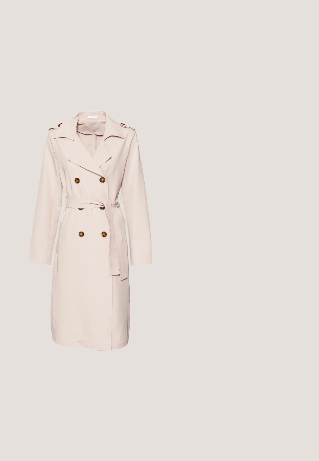 Beige trenchcoat van gladde stof, met een dubbele sluiting, grote knopen en een ceinture taille. Lange mouwen en een reverskraag.; Effen zwart T-shirt met korte mouwen en ronde hals, plat neergelegd op een witte achtergrond.; Zwarte rechtlopende jeans met knoopsluiting, voor- en achterzakken, en koperen klinknagels op een witte achtergrond.; Zwarte lage canvas sneaker met witte rubberen plateauzool, zwarte veters en metalen oogjes op een witte achtergrond.; Zwarte rechthoekige zonnebril met donkere getinte lenzen, een dik plastic montuur en brede scharnieren. Glad oppervlak en hoekig ontwerp.; Gouden gedraaide oorringen met een gladde afwerking, voorzien van een transparante achterkant en goudkleurige hardware.