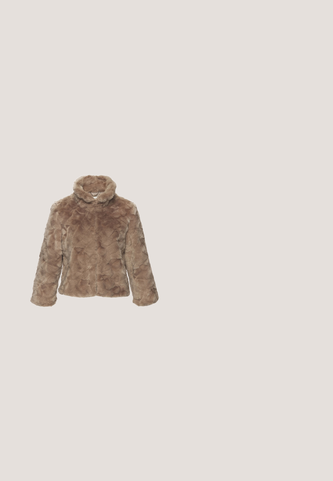 Chaqueta de piel sintética marrón con un alto cuello, patrón texturizado, mangas largas y cierre frontal. Material suave y aterciopelado sin herrajes visibles.; Vestido de estampado de leopardo con escote en V profundo, mangas largas abullonadas y una silueta fluida hecha de tela ligera.; Botas de tacón alto hasta la rodilla con punta en forma de flecha en un patrón de piel de serpiente, con un acabado texturizado en marrón y gris, una costura decorativa y un tacón delgado.; Gafas de sol cuadradas con montura carey, lentes degradados marrones y detalle de logo metálico en las patillas.; Bolso bandolera rectangular con estampado de leopardo, correa negra ajustable, detalles metálicos en tono dorado y pequeño logo en el frente.; Collar en tono dorado con capas de eslabones gruesos, una cadena delgada y un colgante decorativo en forma de "Loo" en una fuente script. Acabado de superficie suave.