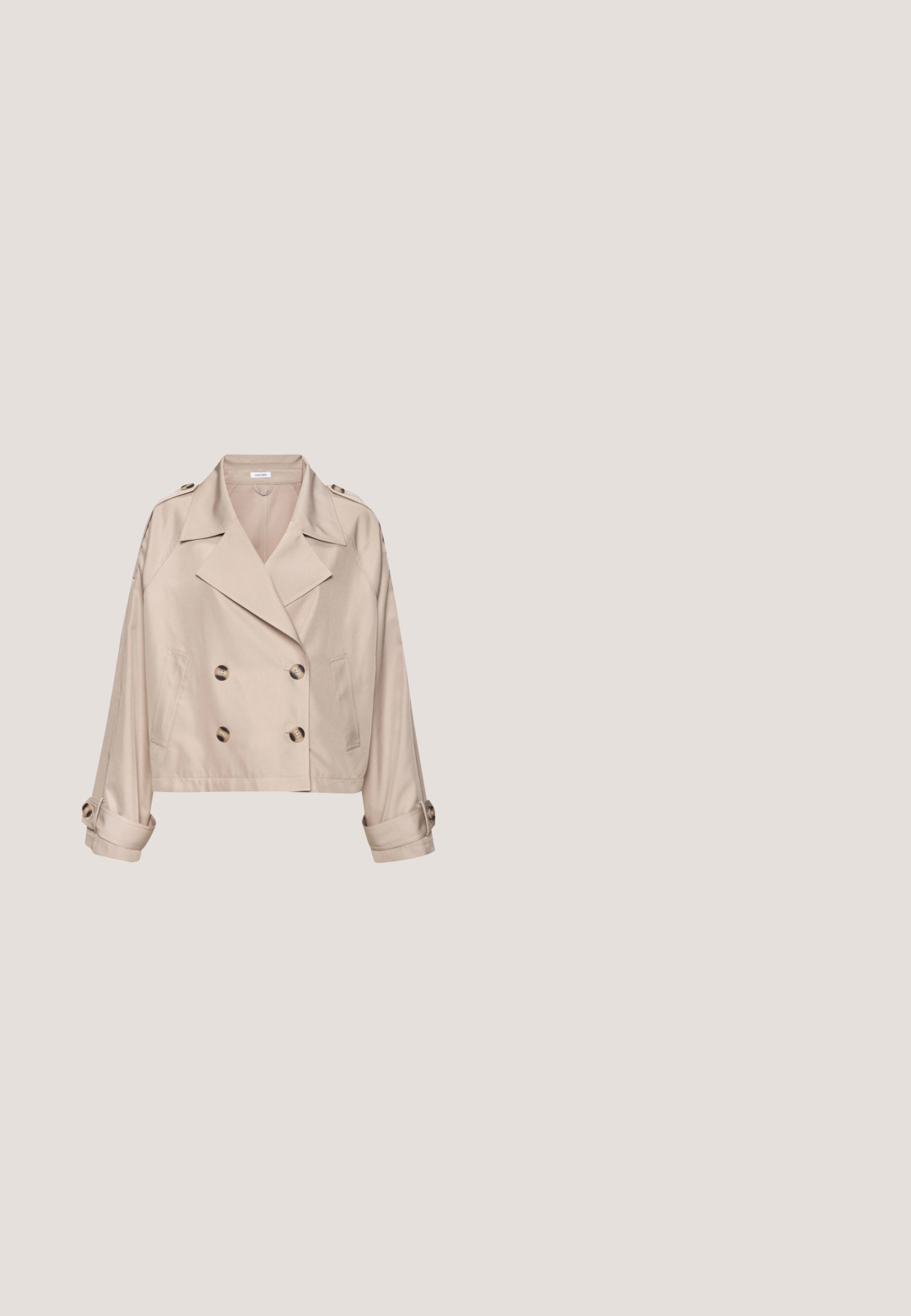 Beige dubbelgevoerde trenchcoat met een gelapte kraag, knoopmanchetten, twee voorzakken en een zachte, lichte stof.; Lange, lichte jurk met een bloempatroon in teal en wit. Kenmerkt zich door een hoge halslijn, lange mouwen en een decoratieve gouden zoom.; Glanzende beige slingback pumps met spits toelopende neus, een slanke hak van gemiddelde hoogte en een verstelbare enkelriem met gesp.; Roomkleurige oversized vierkante zonnebril met verloop paarse lenzen en dunne pootjes op een witte ondergrond.; Witte handtas van imitatieleer met een rechthoekige vorm, twee handvatten, logo in goudkleur, ritssluiting en een klein strapdetail.; Gouden en parelarmband met kleine gouden kralen afgewisseld met onregelmatig gevormde witte parels, aangevuld met een kreeftsluitingen.