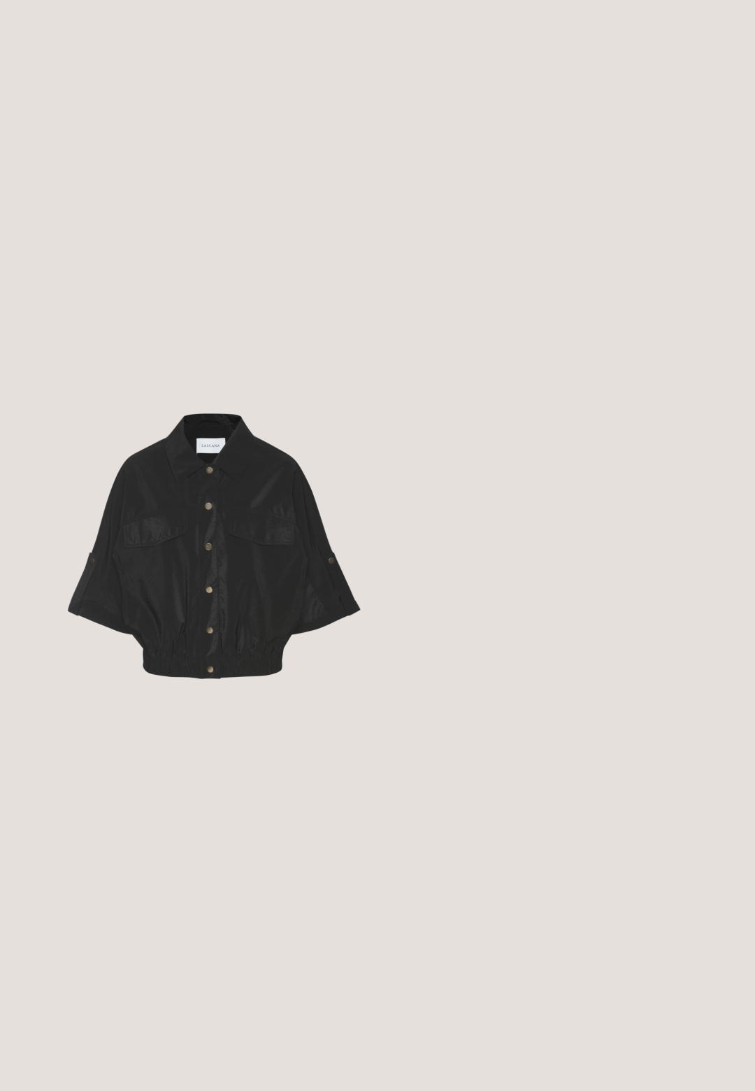 Chaqueta corta negra con mangas anchas, botones automáticos en la parte delantera, dos bolsillos en el pecho y cintura elástica.; Camisa de manga corta a rayas en blanco y negro con cuello con muesca y cierre de botones, que presenta un corte cuadrado y una tela ligera.; Pantalones cortos negros hechos de un tejido ligero, con una cinturilla elástica y cordón ajustable, y puños enrollados. Sin elementos decorativos.; Zapatillas deportivas en blanco y negro con parte superior de ante y sintético, con punta redonda, cierre con cordones y suela de goma texturizada.; Bolso de hombro rectangular negro de piel con el logo Patrizia Pepe grabado en relieve y correa ajustable, con un mosquetón azul en el lateral.; Pulsera de plata con un diseño flexible y trenzado, que cuenta con un cierre de langosta y una cadena ajustable para personalizar el tamaño.