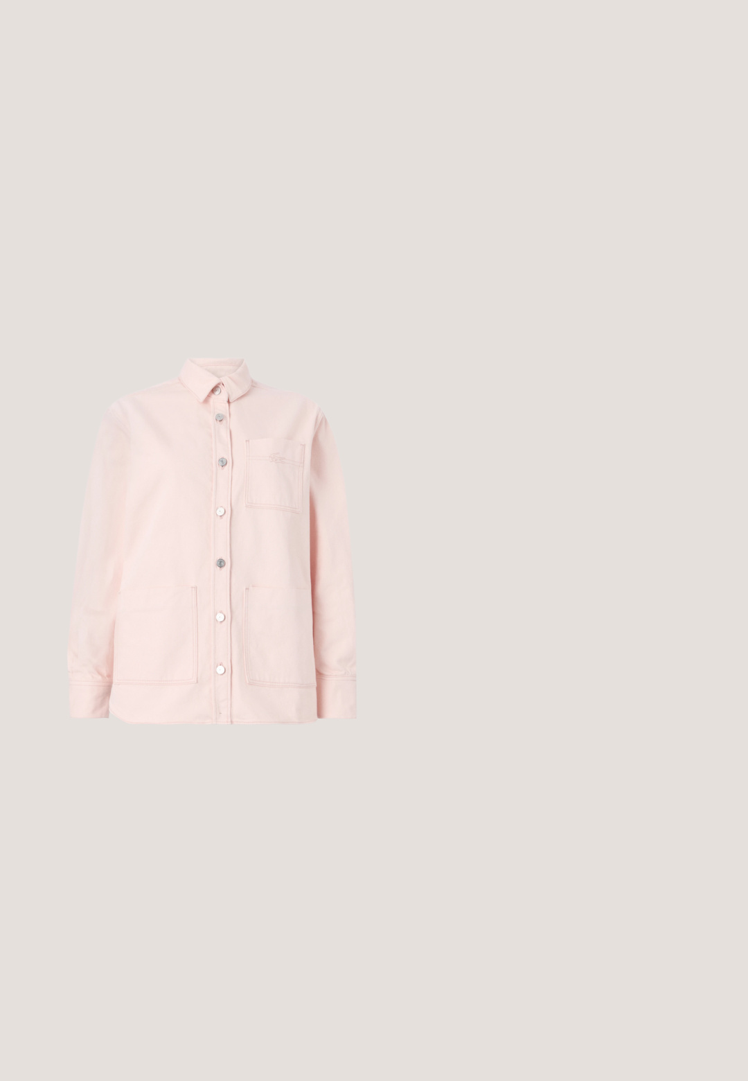 Camisa de botones rosa con cuello, dos bolsillos delanteros y cierres de botón plateados. Fabricada con una tela suave de textura lisa.; Sudadera de manga larga y cuello redondo en color rosa claro, con puños y bajo acanalados, que presenta un pequeño logo de cocodrilo verde de Lacoste en el pecho.; Camiseta de manga corta con ribetes en rosa claro, cuello redondo y un pequeño logo de cocodrilo verde de Lacoste en el pecho izquierdo.; Pantalones deportivos rosa claro con cintura elástica, bolsillos laterales y puños elásticos en los tobillos sobre un fondo blanco.; Zapatilla rosa claro con parte superior de cuero texturizado, diseño con cordones y suela de goma marrón. Presenta un pequeño logo en el costado.; Bolso tote blanco con patrón beige de raqueta de tenis, correas dobles para los hombros y pequeño logo verde de cocodrilo en el centro delantero.