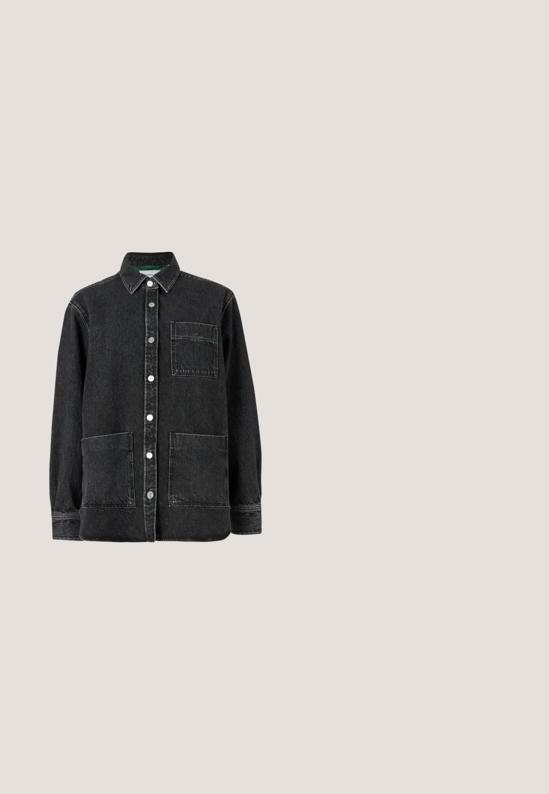 Chaqueta de mezclilla negra con cuello, cierre frontal de botones, dos grandes bolsillos y un pequeño logo bordado en el bolsillo del pecho.; Sudadera de manga larga en rosa claro con cuello redondo, bolsillos delanteros y pequeño logo bordado de zorro en el pecho izquierdo.; Camiseta de algodón negra con mangas cortas y cuello redondo. Presenta texto bordado en blanco en la parte izquierda del pecho. Textura suave.; Pantalones cargo verdes olivo de algodón, con cintura alta, pierna ancha, bolsillos cargo laterales y cintas ajustables en el dobladillo.; Mocasín beige de ante con cordones y ojales metálicos, suela plana y costura al estilo mocasín a lo largo de la puntera, mostrado en vista lateral.; Pendientes de metal plateado con un diseño curvado minimalista, que presentan formas de lágrima abiertas y alargadas con un acabado mate.