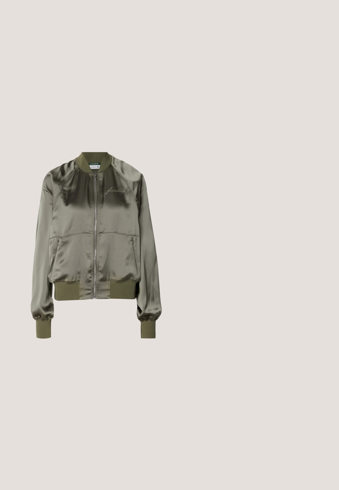 Chaqueta bomber verde oliva en material satinado, con cremallera frontal, puños y dobladillo acanalados, y con logotipo bordado en el pecho.; Camiseta blanca de manga corta y corte cropped con un pequeño logo negro en el pecho izquierdo.; Pantalones verdes oscuros de pierna recta con franjas blancas laterales y un pequeño logo blanco en el muslo superior, sobre un fondo liso.; Zapatilla deportiva de malla en gris y crema, con parte superior texturizada, puntera reforzada y suela exterior de color claro y resistente para mayor tracción.; Bolso tote negro texturizado con asas dobles y un logo estilizado en relieve en el centro frontal sobre fondo blanco.; Pendientes pequeños de aro tono plateado con un patrón texturizado a lo largo del borde exterior y cierres traseros de plástico transparente, mostrados sobre un fondo claro.