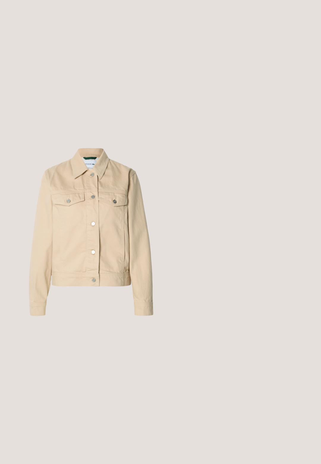 Beige spijkerjasje met een kraag, twee borstzakken, zilveren knopen en lange mouwen. Klassiek spijkerdesign met een gestructureerde afwerking.; Lichtblauw T-shirt met korte mouwen van zacht katoen, voorzien van een ronde hals en een klein geborduurd logo op de borst. Effen textuur, casual pasvorm.; Brede zwarte denim jeans met een hoge taille, voorzien van standaardzakken en een knoopsluiting. Glad textuur met lichte stretch.; Bruine leren platte schoen met een uitsnijd ontwerp, enkelbandje en een lichte houten zool. Beschikt over een ronde neus en een gladde textuur.; Bruine suède en canvas heuptas met dierenprint accenten, drie ritsvakken en verstelbare band op een effen achtergrond.; Gouden vierkante horloge met een mesh band, heeft een lichtgekleurde wijzerplaat en eenvoudige uur- en minutenwijzers. De merknaam Calvin Klein staat bovenaan.