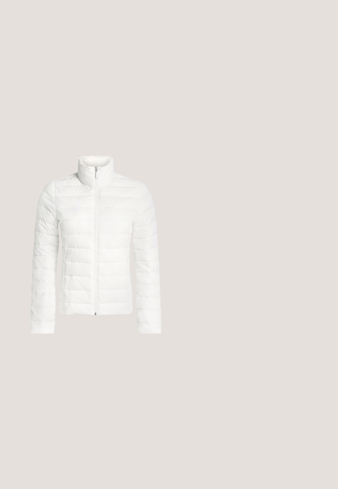 Chaqueta blanca acolchada ligera con cremallera frontal completa, cuello alto, mangas largas y bolsillos laterales con cremallera.; Sudadera corta negra hecha de tela suave, con capucha ajustable y un logo verde y blanco en el pecho. Manga larga con puños acanalados.; Camiseta de manga corta en azul marino, hecha de algodón suave, con un corte relajado, escote redondo y un diseño minimalista. Sin patrones ni acentos visibles.; Vaqueros acampanados de mezclilla oscura con costuras en contraste y puños estampados con un diseño geométrico repetido en un tono más claro.; Mocasines de cuero negro con un acabado texturizado, punta ligeramente redondeada, costuras decorativas y un acento dorado en la parte frontal.; Bolso tote negro con exterior liso, asas largas y cierre de cremallera. Presenta un pequeño logo de cocodrilo verde en la parte frontal.