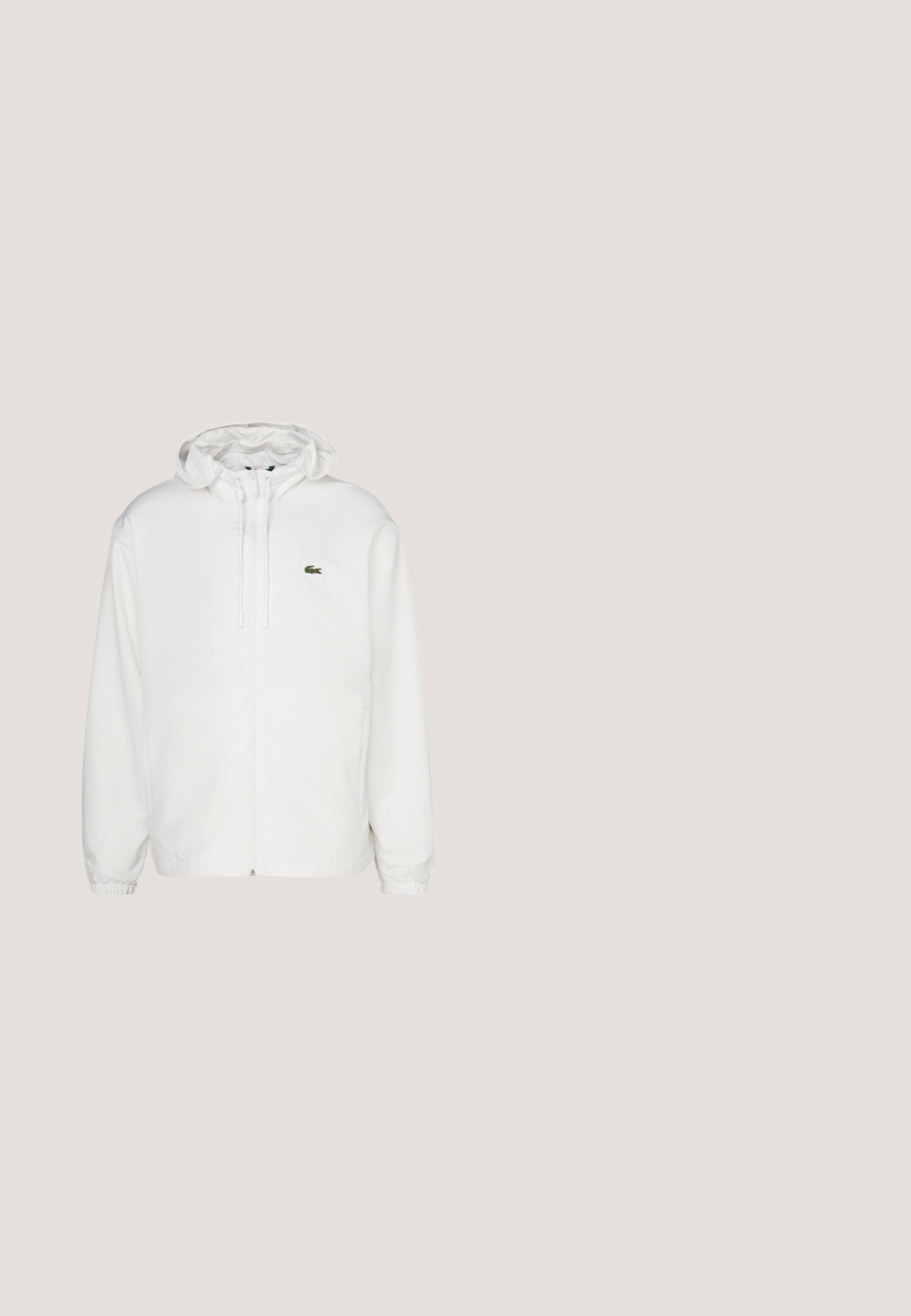 Chaqueta blanca con cremallera y capucha, con puños elásticos y cordones. Presenta un pequeño logotipo verde de Lacoste en el lado izquierdo del pecho. Textura suave.; Sudadera de cremallera color crema con un panel beige en el pecho, cordones ajustables, bolsillos tipo canguro y un logo sutil en la parte izquierda.; Camiseta de algodón blanca con mangas cortas, que presenta un logo circular en azul y naranja de "Tennis Heritage" en el lado izquierdo del pecho.; Joggers de color verde oscuro, fabricados en tejido suave, con una cinturilla elástica, puños acanalados y un pequeño logo en el costado.; Zapato deportivo gris con parte superior texturizada, suela de goma negra y diseño de cordones. Presenta un pequeño logo verde en el costado.; Bolso cosmético de cuero negro con superficie texturizada, cierre de cremallera y logo embellecido en la parte frontal. Forma rectangular compacta con correa lateral.