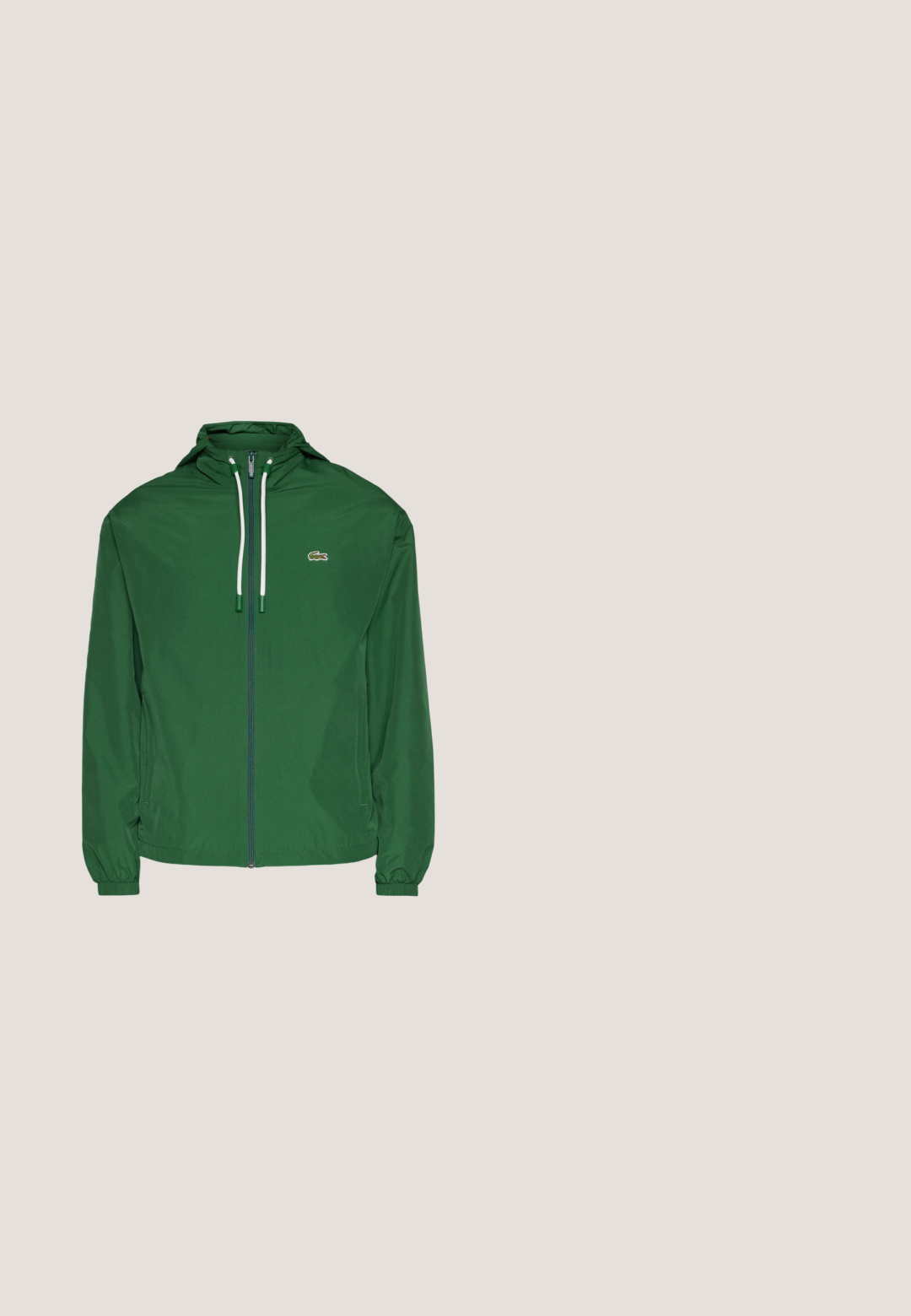 Chaqueta cortavientos verde con capucha, cremallera completa, dos bolsillos laterales, puños elásticos y un pequeño logotipo en el pecho izquierdo.; Camiseta de algodón de manga corta en verde oscuro con cuello redondo y pequeño logo del cocodrilo de Lacoste en el pecho izquierdo.; Pantalones de chándal verdes con cintura elástica, puños ajustados y un logo elevado a lo largo del costado. Hechos de un material suave y texturizado.; Zapatillas Lacoste que combinan ante gris y malla, con un acento azul, detalles texturizados y suela blanca. Incluye el texto de marca en el lateral.; Riñonera negra de nailon con una textura suave, cierre con cremallera y pequeño logo del cocodrilo verde de Lacoste en la parte frontal. Diseñada para un transporte ligero.; Pulsera de cadena de plata con un cierre de metal plano y grabado que presenta un acento verde. Los eslabones son redondeados y pulidos para un acabado suave.