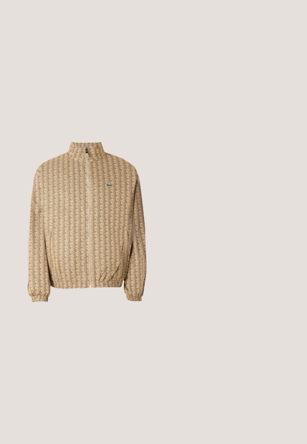 Beige ritsjack met een geometrisch patroon. Voorzien van een opstaande kraag, elastische manchetten en een klein logoaccent op de borst.; Lichtblauwe gebreide trui met lange mouwen, voorzien van een kwart-rits kraag en een klein groen krokodillenlogo op de linkerkant van de borst.; Wit poloshirt met korte mouwen, kraag en twee knopen, met zwart "Lacoste" script-logo op de linkerborst.; Lichtbeige sweatpants van katoen, met een elastische tailleband, geribde boorden en een groen logo met een bladerenontwerp op het linkerpand.; Witte leren sneakers met groene accenten, vetersluiting, gouden ogen en gemêleerde panelen. Dikke crèmekleurige rubberen zool.; Lichtroze rechthoekige etui met zwarte rits en klein groen krokodillenlogo aan de voorkant tegen een effen achtergrond.