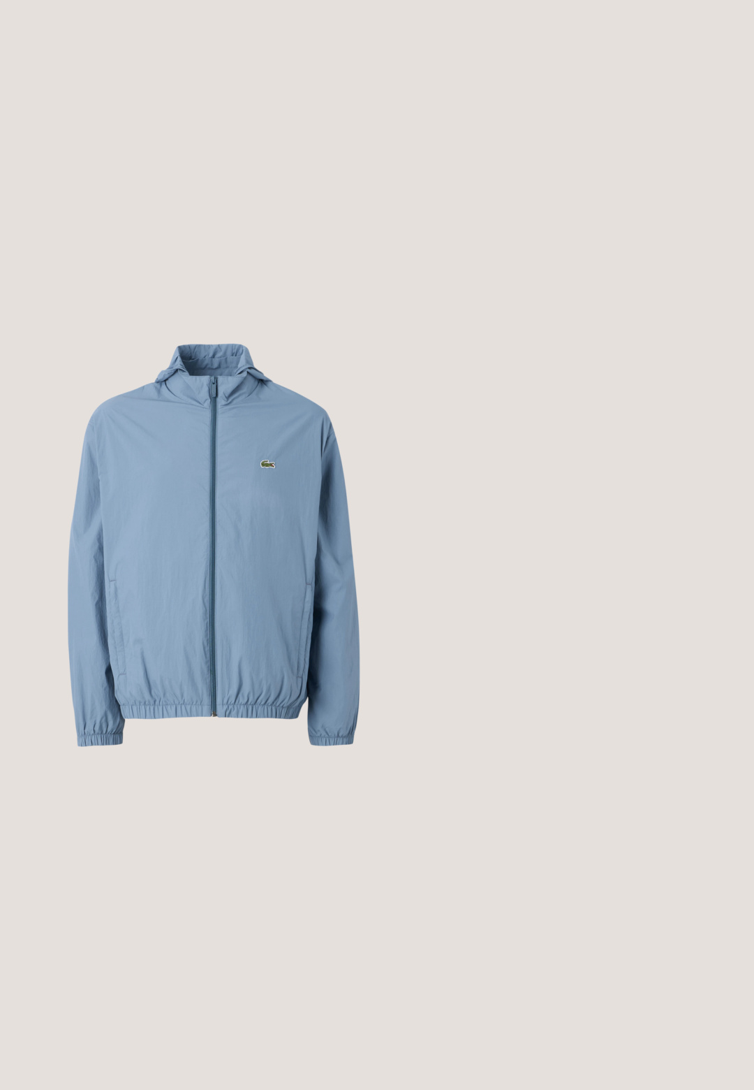 Chaqueta de cremallera azul claro con capucha, puños elásticos y cinturilla. Presenta un pequeño logo verde en el bolsillo izquierdo del pecho.; Sudadera azul claro elaborada en una mezcla de algodón con un cuello y puños acanalados. Presenta un parche de la marca en el pecho y un acento de logo en la manga.; Camiseta de algodón azul con mangas cortas, que presenta un logo redondo en blanco, amarillo y negro en la parte izquierda del pecho. Cuello redondo, corte regular.; Pantalones cortos de algodón azul claro con cintura acanalada, cordón ajustable, bolsillos laterales y pequeño logo bordado en la parte delantera derecha.; Zapatilla deportiva azul y beige con cordones y suela de goma, con la marca "Hilfiger" en el lateral, exhibida sobre un suelo gris pulido y un fondo de pared de bloques de vidrio.; Bolso de mano texturizado en azul marino con cierre de cremallera, dos tiradores de cremallera, correa ajustable y diseño plano, apto para uso casual.