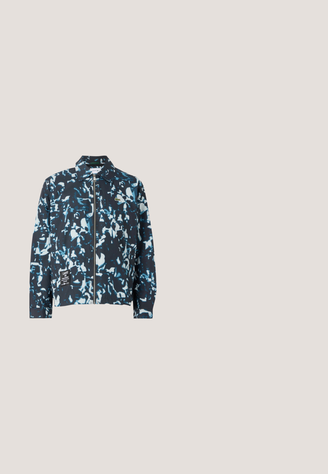 Blå og sort camouflagejakke, letvægtsstof, lynlås foran, spidse krave og et logo-patch på den nederste front. Elastiske manchetter og kant.; Mørkegrå hættetrøje med kængurulomme, snore i hætten og Calvin Klein-logo i pink på brystet. Blødt bomulds- materiale.; Hvid T-shirt med korte ærmer og rund halsudskæring med kontur-logoet "calvin klein" og lille tekst "Calvin Klein Est. 1968" centreret på brystet.; Beige knælange shorts med knaplukning, elastiske sider i taljen, bæltestropper og sidelommer på ensfarvet baggrund.; Sort læder-sneaker med sorte snørebånd og gyldent GANT-logo, der svæver indendørs på en poleret betongulv nær en væg af glasblokke.; Sort stof bæltetaske med lynlåslukning og præget logo. Rund form med en glat tekstur og justerbar rem.