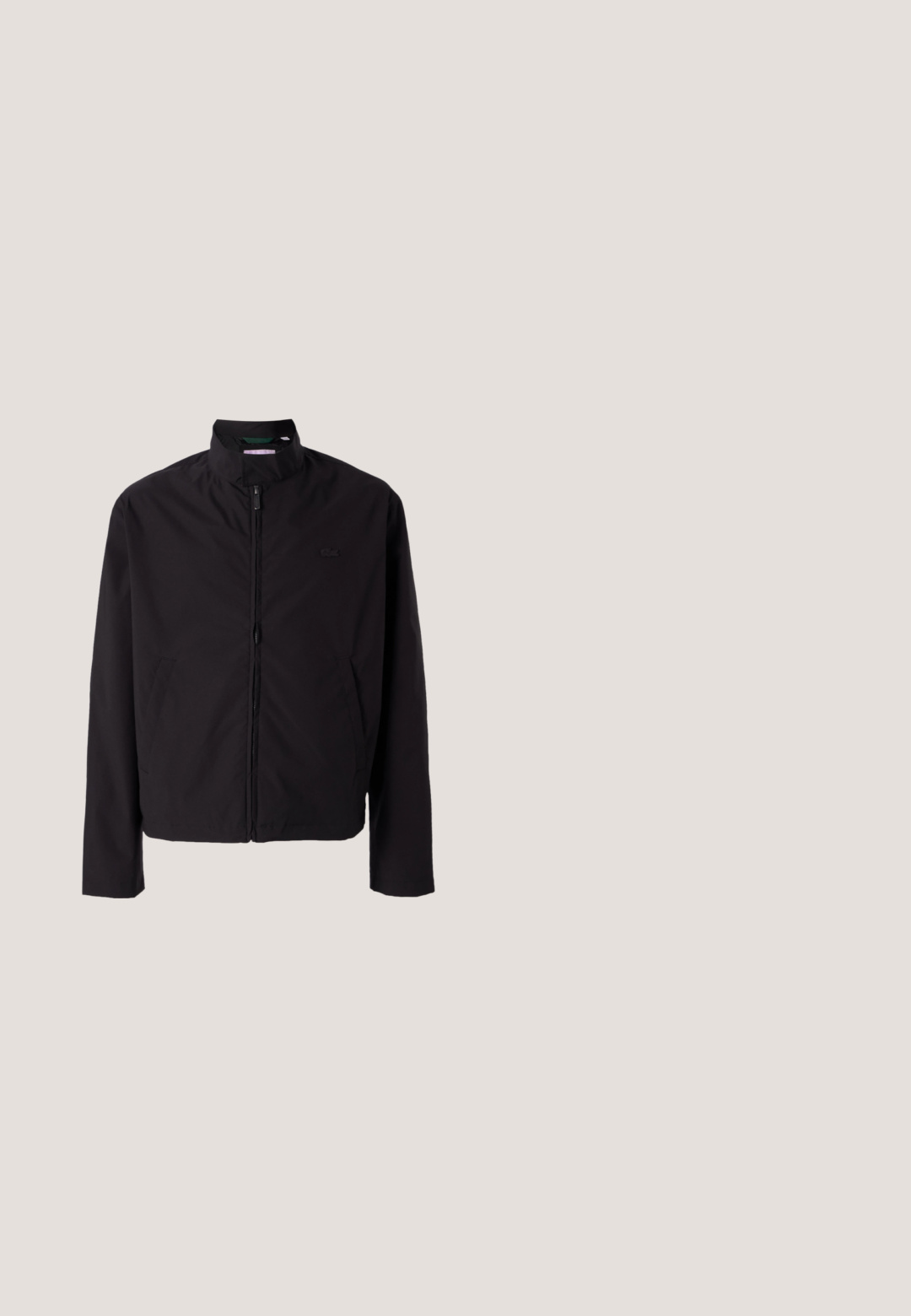 Chaqueta ligera negra, cierre de cremallera, cuello alzado, bolsillos laterales, tejido suave, diseño minimalista con acento de logo en el pecho.; Sudadera blanca con bolsillo tipo canguro, capucha con cordón y logo de Lacoste impreso en verde. Puños y dobladillo de canalé. Textura de tela suave.; Camisa polo de manga larga verde, fabricada en un tejido suave. Cuenta con una tapeta de tres botones y un pequeño logo bordado en el pecho.; Bermudas de algodón grises con una franja lateral negra, cinturilla elástica, corte a la altura de la rodilla y un pequeño logo verde en la parte delantera de la pierna izquierda.; Zapatilla Lacoste verde olivo con tejido de malla, suela gruesa y texto del logo en verde en el lado, mostrada en perfil lateral sobre fondo blanco.; Bolsa mensajero negra de Lacoste con solapa frontal y correa de hombro ajustable, con logotipo de cocodrilo blanco y texto "Lacoste Paris".