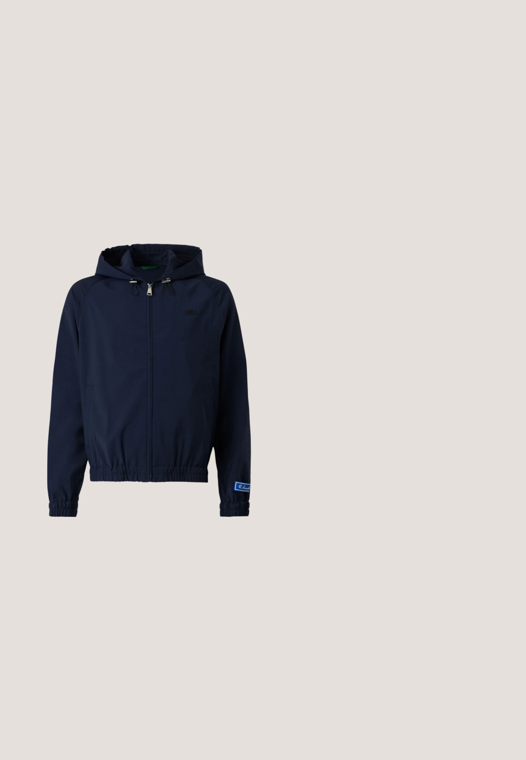 Veste navy avec capuche réglable, fermeture éclair à l'avant, poignets élastiques et taille avec cordon de serrage. Présente un petit logo sur la poitrine.; Gilet sans manches en tricot de câble bleu clair avec col en V et petit logo crocodile vert brodé de Lacoste sur la poitrine gauche.; Polo à manches courtes bleu marine avec un col à deux boutons et un petit logo crocodile vert sur le côté gauche de la poitrine.; Shorts bleu marine à cordon de serrage avec une taille élastique et le logo "GAP" brodé sur la partie inférieure de la jambe gauche.; Chaussure de sport avec une tige en mesh blanc, des accents gris, une semelle en caoutchouc noire et un design épuré. Elle présente des lacets et des détails texturés.; Sac messager noir avec texture géométrique, rabat en cuir lisse, garnitures argentées et bandoulière réglable ; comprend un compartiment zippé.