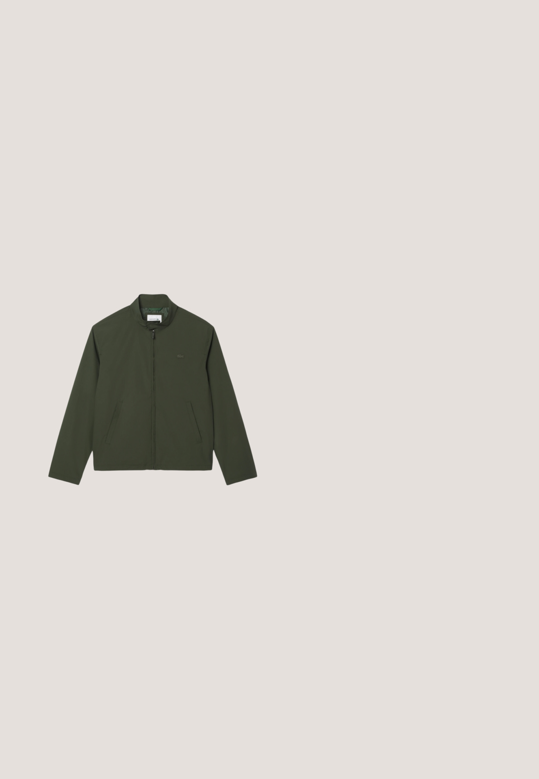 Chaqueta ligera verde con cierre de cremallera, cuello alto y dos bolsillos laterales. Textura suave con un diseño minimalista.; Camisa de manga corta con un patrón floral verde sobre un fondo beige claro. Presenta un cuello y una etiqueta con la inscripción "Les Deux".; Pantalones cortos color verde oliva con un tejido texturizado, que cuentan con dos bolsillos laterales, cierre de botones y una etiqueta en la cinturilla. Corte entallado y longitud media.; Botín Chelsea de goma en verde oliva oscuro con paneles laterales elásticos negros, una lengüeta y una suela negra texturizada para mayor agarre.; Gafas de sol con montura transparente, lentes degradados en marrón y varillas delgadas de color claro, con la marca "HUGO" en las lentes y las varillas.; Neceser rectangular de color verde oliva con una correa horizontal negra y parche con el logo de Calvin Klein en el frente, cierre de cremallera en la parte superior.