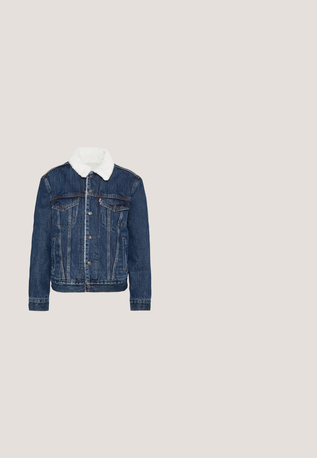 Veste en denim bleu foncé avec col en polaire blanc, deux poches sur la poitrine et fermetures à boutons classiques. Présente une texture vieillie.; T-shirt blanc uni à manches courtes et col rond avec une étiquette noire à l’intérieur du col, présenté à plat sur un fond blanc.; Jean en denim bleu clair à coupe ample, avec des déchirures usées aux genoux et un léger délavage sur toute la surface. Conception standard à cinq poches.; Bottine en cuir marron avec des panneaux élastiques sur les côtés, bout rond et semelle en caoutchouc noir texturé. Comprend des coutures contrastées et une languette.; Bandana bleu avec des motifs floraux et cachemire bleu foncé, plié et noué en haut.; Ceinture en cuir marron avec une boucle ovale en or, enroulée sur un fond clair uni.