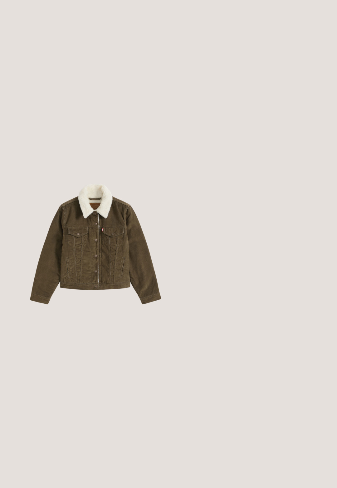 Veste en velours côtelé marron avec col sherpa blanc, fermeture à boutons, deux poches poitrine et deux poches latérales, présentée à plat sur fond gris.; T-shirt Levi's couleur crème avec un logo à motif floral en violet et blanc sur la poitrine, manches courtes et col rond.; Jeans en denim droits taille haute de couleur bleu marine, avec fermeture à bouton et à glissière à l'avant, et coutures apparentes sur les poches et les coutures.; Jambes croisées portant un jean bleu clair et des bottines en daim marron foncé à talons blocs bas sur un fond uni.; Sac fourre-tout rouge matelassé avec des poignées rembourrées et une petite étiquette blanche avec un logo noir sur le devant.; Boucles d'oreilles créoles en or avec des pierres précieuses rectangulaires de couleur bleu sarcelle régulièrement disposées autour du bord extérieur, présentées sur un fond clair uni.