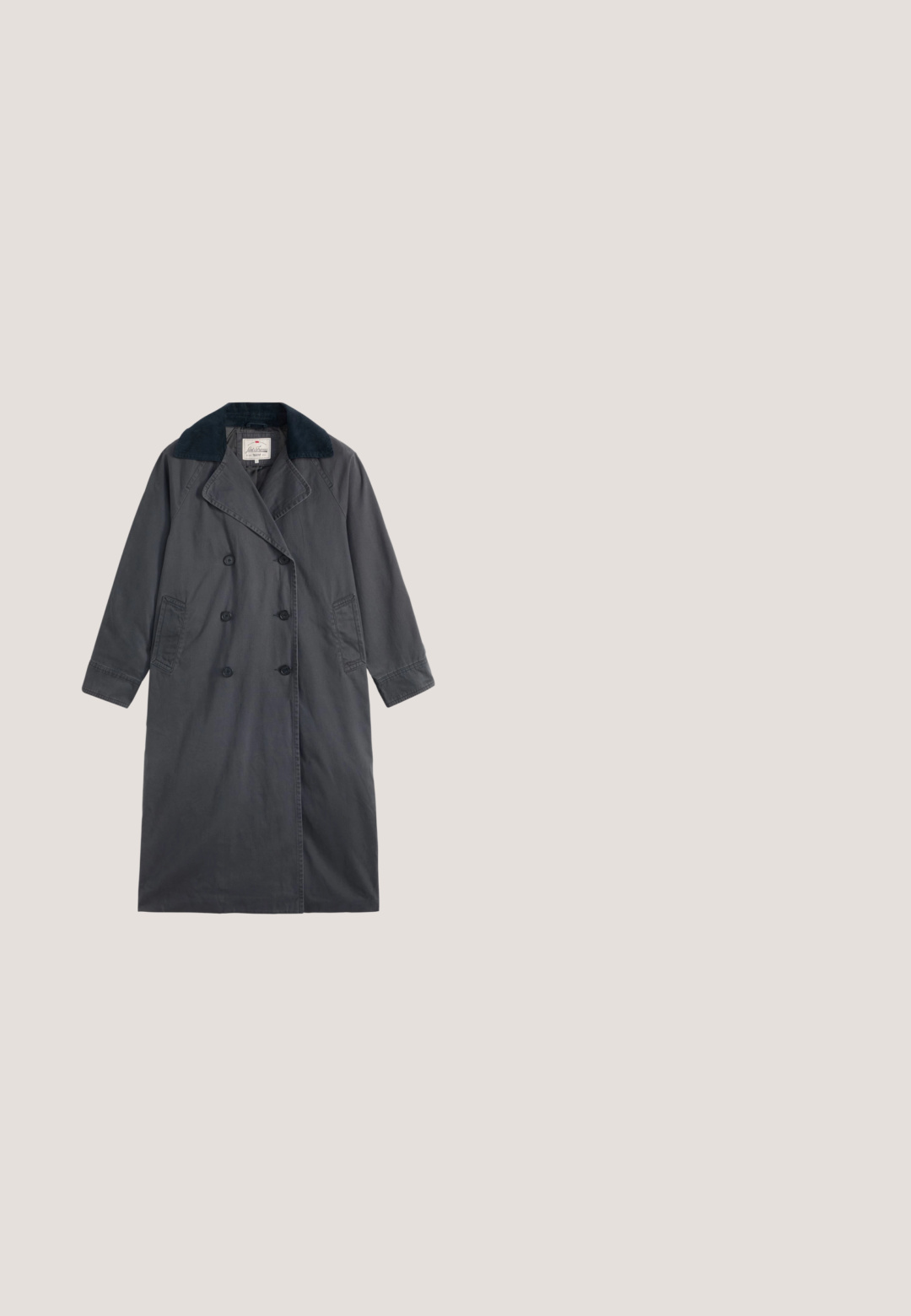 Mørkegrå trenchcoat med dobbeltradet design, stor klapkrave i marineblå, sidelommer og lange ærmer.; Lys beige sweatshirt med blomster- og sommerfuglebroderi i rød, gul, blå og grøn. "Levi's" logoetiket foran.; Hvid kortærmet T-shirt i ribbet bomuld med rund halsudskæring og et lille Levi's-logo på nederste kant.; Hvide denim jeans med lige ben, fem-lommestil og kobberdetaljer. Rå kantfinish ved anklerne.; Blå lavsko i lærred med hvid gummisål, hvide snørebånd, syningsdetaljer og "Lee"-logo på siden af sålen.; Lille rektangulær denim crossbody taske med justerbar mørkegrønne strop og lynlåslukning mod en ensfarvet baggrund.