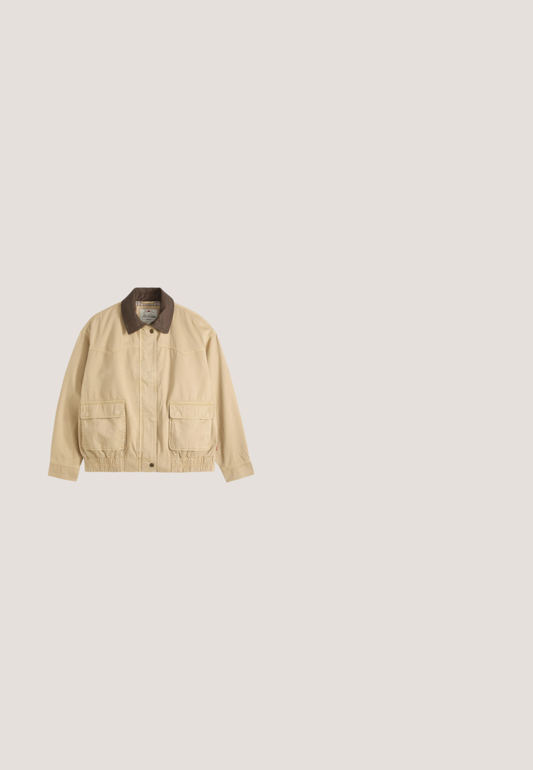 Beige afslappet jakke med mørkebrunt krave, to store forlommer med klap, knap- og lynlåslukning og elastisk detalje ved taljen.; Crèmelavet bomulds T-shirt med korte ærmer, der har et farverigt grafisk logo med teksten "Levi's" og yderligere designelementer.; Lysblå denimshorts med lige snit, fem lommer og knaplukning. Fremstillet af bomuld med en glat tekstur.; Sko i leopardprintet lærred med sort gummisål, rund tå og sorte snørebånd. Har branding på siden. Standard lav-top design.; Brun og sort leopardprint crossbody taske med justerbar sort strop og lynlås lukning på ensfarvet baggrund.; Guldmetal halskæde med en delikat kæde med skiftende små runde perler, afsluttet med en krabbe-lås og en forlængerkæde.