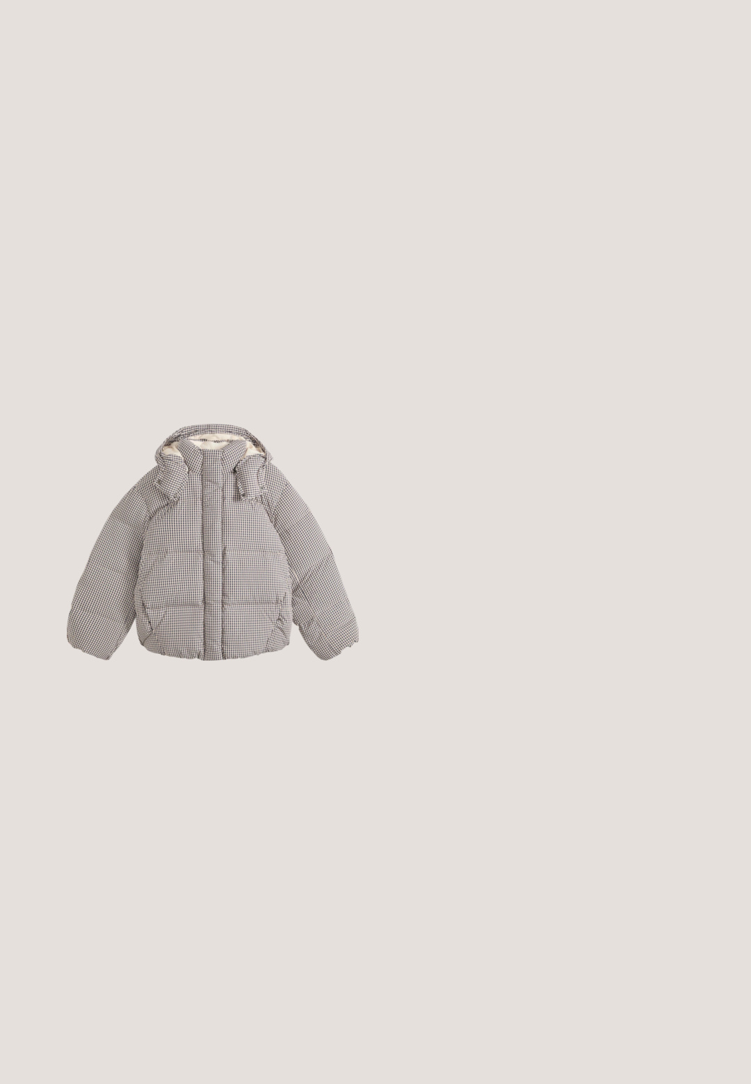 Karierte Steppjacke mit Kapuze, Frontreißverschluss, langen Ärmeln und Seitentaschen in Beige- und Dunkelbrauntönen.; Mauve gekürztes Sweatshirt mit Viertelreißverschluss, Kängurutasche, gerippten Bündchen und "Levi's"-Logo in der Mitte vorne.; Beige T-Shirt mit kurzen Ärmeln und floraler Grafik mit Magnolien sowie dem weißen Text "Levi's" auf schwarzem Hintergrund.; Beige weite Jeans aus Baumwoll-Denim mit hoher Taille, fünf Taschen und einer dezenten ausgewaschenen Textur. Messingknopfverschluss.; Braune Wildledersneaker mit weißen Sohlen, Teddyfell-Futter und braunen Schnürsenkeln. Mit durchbrochenen Akzenten und einem schwarzen Logo an der Seite.; Jeanstasche mit langen Griffen und einer Außentasche auf der Vorderseite, mit orangefarbenen Nähten und einem kleinen roten Etikett an der Seite der Tasche.