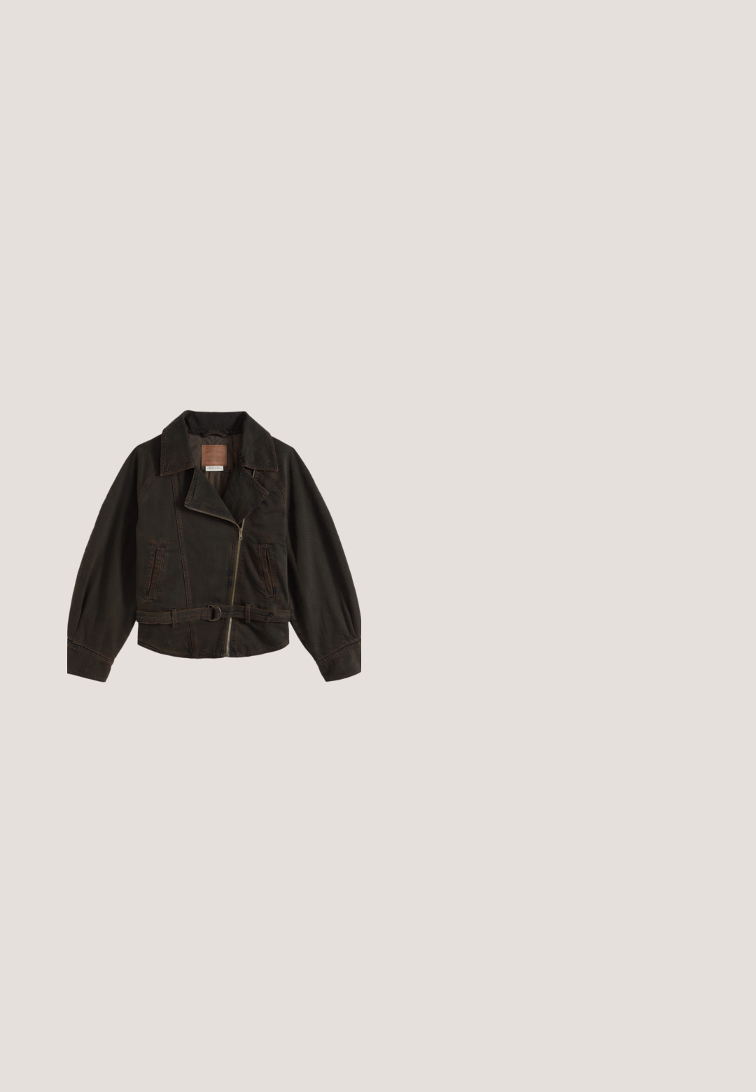 Chaqueta marrón oscuro con cuello ancho, cremallera frontal asimétrica, dos bolsillos laterales y un cinturón con hebilla metálica en la cintura.; Cárdigan gris oscuro con estampado de leopardo en negro y óxido. Tiene un escote redondo y botones en la parte delantera, con puños y dobladillo acanalados.; Camiseta de manga corta de color rojo oscuro con cuello redondo y un gráfico de corazón blanco en el centro que dice "True Blue Denim won’t fade away."; Jeans de pierna ancha con estampado de leopardo en marrón y beige. Fabricados en mezclilla, con un diseño clásico de cinco bolsillos y acentos de hardware metálico.; Zapatilla Puma Palermo de ante marrón con suela gruesa translúcida naranja y etiqueta con logo cosida en el lateral.; Bolso de hombro de tela con estampado de leopardo, de forma amplia y asimétrica, superficie texturizada y una sola correa de hombro acolchada.