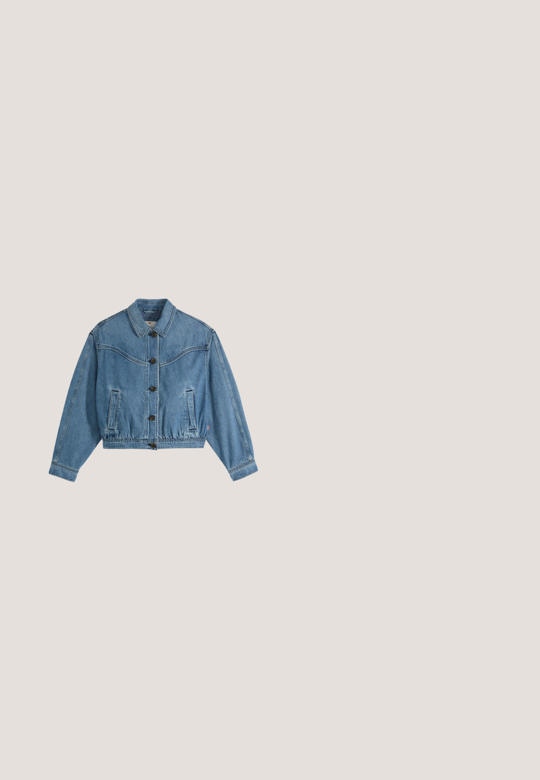 Blaue Denimjacke mit Kragen, Knopfleiste vorne, langen Ärmeln, zwei Fronttaschen und sichtbaren Nahtdetails.; Weißes Levi's T-Shirt mit kurzen Ärmeln, auf der Brust mit einer Grafik blauer Cowboy-Stiefel und "LEVI'S 1873" bedruckt.; Helle blaue Denim-Jeans mit geradem Bein, Metallknopfverschluss, vorderen Taschen und dezenten Verwaschungen.; Weißer Canvas-Sneaker mit niedrigem Schaft, dicker, gerippter Gummisohle, fünf Metallösen für weiße Schnürsenkel und dezenten Ziernähten.; Weiche blaue Denim-Tragetasche mit breitem Griff und sichtbarer zentraler Naht, vor weißem Hintergrund gezeigt.; Silberne Perlenkette mit ovalen Gliedern und einem Karabinerverschluss vor weißem Hintergrund.