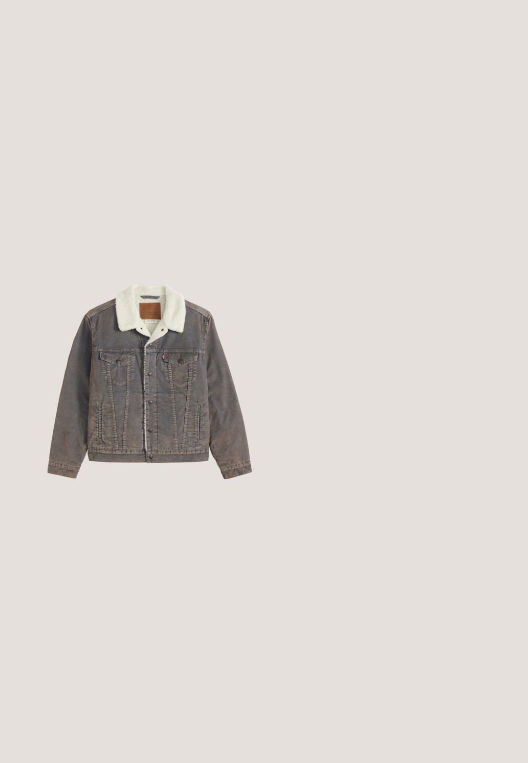 Braune Jeansjacke mit weißem Sherpa-Futter und Kragen, Knopfleiste vorne, Brustklappentaschen und seitlichen Einschubtaschen für die Hände.; Langärmeliges blau-graues kariertes Hemd mit spitzem Kragen und zwei vorderen Brusttaschen mit Knopfverschluss.; Helle blaue Jeans mit geradem Bein, ausgestattet mit einem Knopfverschluss, einem Fünf-Taschen-Design und einem ausgewaschenen Effekt an den Oberschenkeln.; Schwarze Lederschuhe mit glatter Oberfläche, runder Zehenform, braunen Schnürsenkeln und hellbraunen Gummisohlen. Logo an der Seite geprägt.; Rotes Bandana mit weißen Paisley- und Diamantmustern, in der Mitte das Wort „Verboten“ in eleganter Schrift.; Gerollter roter Stoffgürtel mit quadratischer goldener Metallschnalle und kleinem goldfarbenem Anhänger mit Prägung "Levi's" vor weißem Hintergrund.
