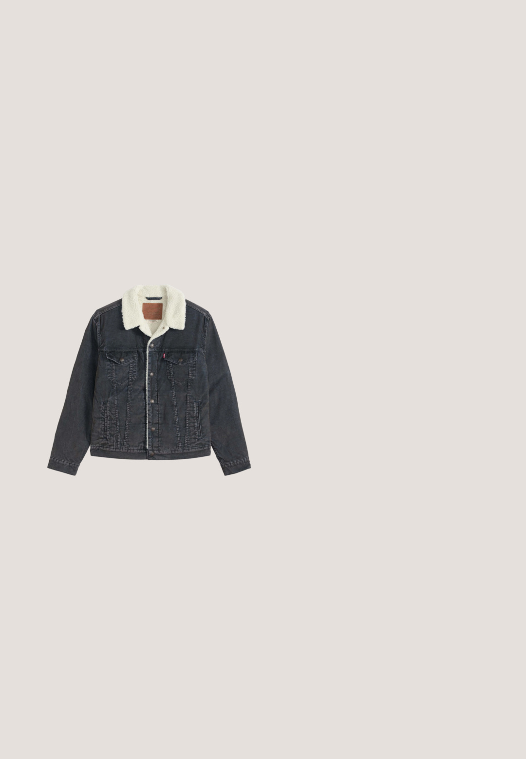 Zwarte spijkerjas met witte sherpa voering en kraag, knoopsluiting aan de voorkant, twee borstzakken met klep en zijzakken, plat liggend op een lichte achtergrond.; Crème-kleurige kabelgebreide trui met een ronde halslijn, textuurpatroon en ribgebreide manchetten en zoom. Gemaakt van zacht, dik garen.; Blauw-grijs geruit overhemd met lange mouwen, een puntige kraag en twee borstzakken met knopen aan de voorkant.; Lichtblauwe rechte spijkerbroek met knoopsluiting, riemlussen en voor- en achterzakken, weergegeven op een witte achtergrond.; Bruine leren enkelboot met twee gaatjes, ronde neus, lus bij de hak, gelaagde zool en zwarte rubberen loopzool.; Opgerolde bruine leren riem met messing gesp en Levi's-logo geperst bij het uiteinde tegen een witte achtergrond.