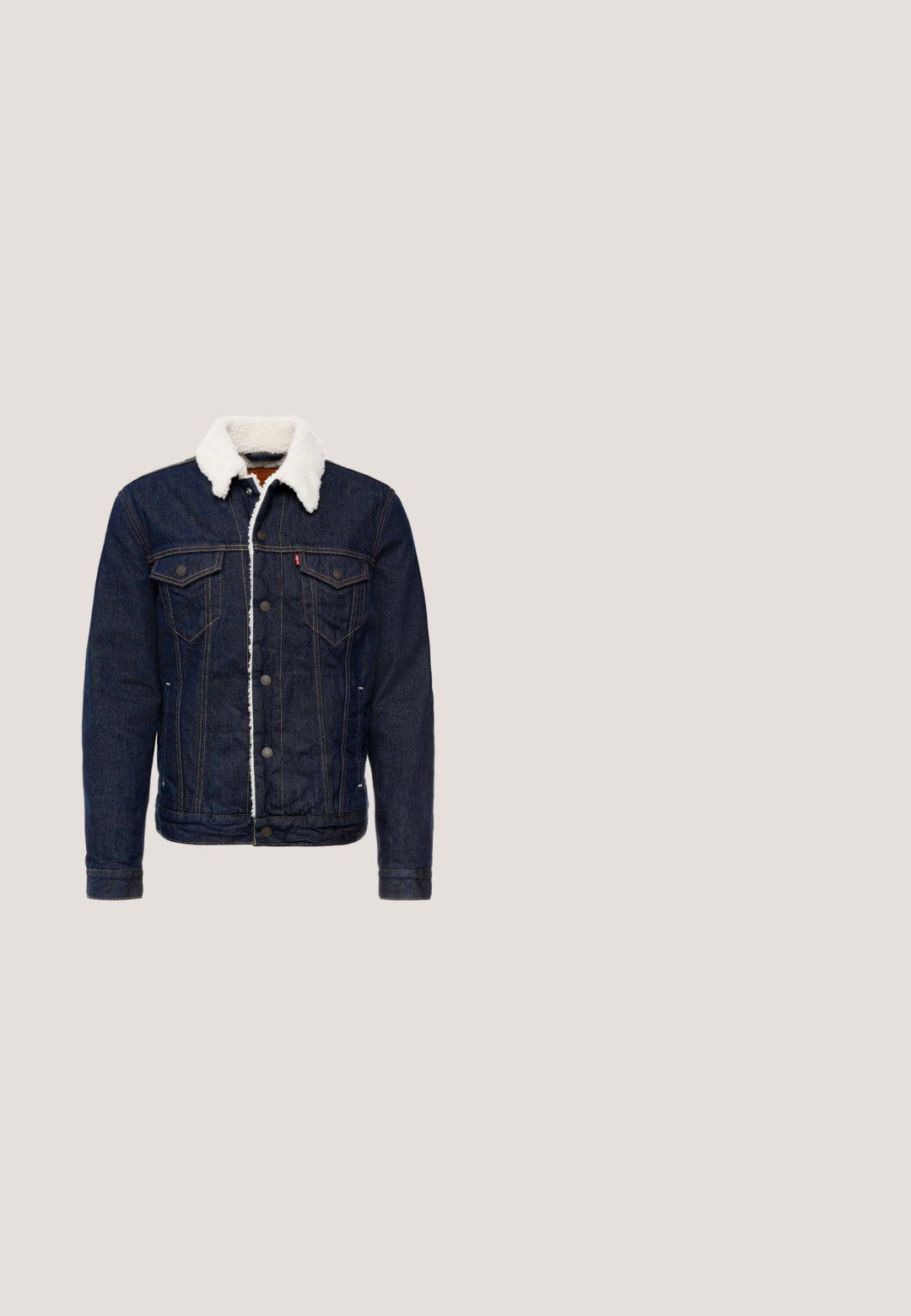 Veste en jean de couleur bleu foncé, col en fausse fourrure blanche, fermeture à boutons, deux poches poitrine et détails de couture contrastés.; Chemise en velours côtelé noire avec un devant à boutons, un col et deux poches poitrine. Présente un tissu texturé et une coupe droite.; Jeans en denim bleu foncé avec une coupe droite, dotés d'une fermeture à bouton, de cinq poches et de coutures dorées. Texture lisse.; Bottine en cuir marron avec semelle beige sur un tapis beige texturé à côté d'une table ronde en bois avec des livres empilés.; Pochette rouge pliée avec des motifs circulaires bleus et blancs et une bordure bleue ornée de points et de carrés blancs, marquée "Boggi Milano".; Ceinture en cuir brun avec une texture lisse, boucle en métal rectangulaire et fermeture à pression. Présente un design simple et dépouillé.