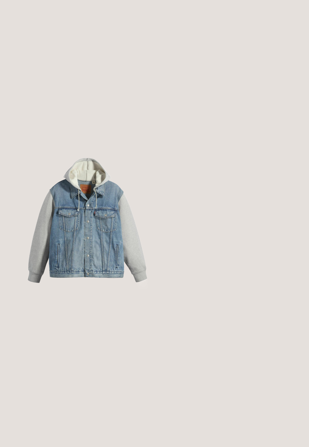 Denim en een grijze hoodie-jack met knoopsluiting, twee borstzakken, twee zijzakken en contrasterend mouwmateriaal.; Donkerrode Levi's sweater met kwartritssluiting, opstaande kraag, zilveren rits en klein Levi's-logo op de linkerborst.; Donkerbruine Levi’s T-shirt met korte mouwen, ronde hals, eenvoudig ontwerp en subtiel logo op de borst tegen een lichte achtergrond.; Donkergroene jeans gemaakt van denim, met een rechte pijp, vijf zakken, hardware in kopertint en een subtiel waspatroon.; Donkergroene leren enkelboot met een ronde tenen, vetersluiting aan de voorkant, verstelbare zijklep en een dikke zwarte zool met een gestructureerd profiel.; Zwarte nylon toiletetui met een ritssluiting aan de bovenkant, een plat ontwerp, een klein handvat en een opvallend rood rechthoekig logo met de tekst "HUGO."