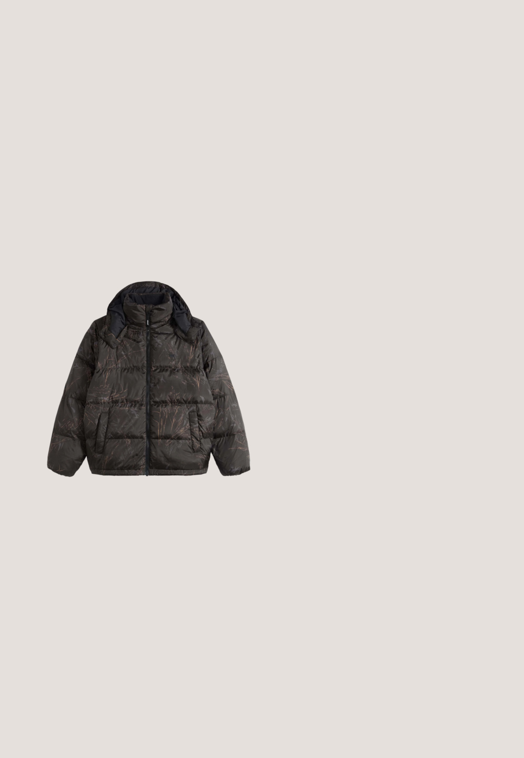 Veste d'hiver matelassée marron foncé avec un motif subtil de feuilles, fermeture éclair à l'avant, deux poches latérales et col montant avec capuche amovible.; Pull en polaire brun foncé avec fermeture éclair quart et chevaux orange imprimés sur un motif inspiré de la nature.; T-shirt marron clair à manches courtes avec un col rond, fabriqué en tissu doux. Présente un petit logo brodé sur la poitrine.; Jeans en denim bleu clair avec braguette à boutons, poches avant et passants de ceinture, posés à plat sur un fond blanc.; Bottes noires à lacets en matériau texturé, présentant des lacets verts et une semelle en caoutchouc blanche. Portées avec un pantalon en velours côtelé vert olive.; Sac en nylon noir avec des poignées courtes et une bandoulière amovible, présentant un design élégant matelassé et des accents de matériel minimalistes.