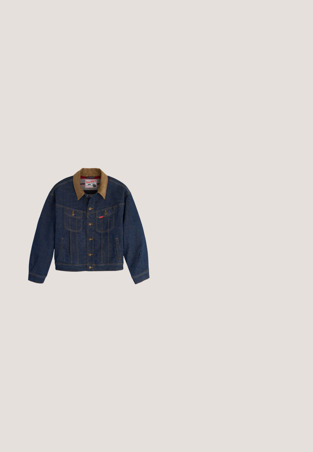Chaqueta vaquera azul oscuro con cuello de pana marrón, cierre de botones, dos bolsillos en el pecho con botones y bolsillos laterales.; Camiseta de algodón blanca de manga corta con el logo "Levi's" impreso en azul y detalles decorativos alrededor. Diseño clásico con cuello redondo.; Vaqueros denim azules con etiqueta recta en el tobillo de la caja torácica, bragueta abotonada parcialmente abierta y trabillas y bolsillos visibles con remaches de cobre.; Zapatilla beige de caña baja con franja lateral azul claro, cordones color crema y suela gruesa de goma marrón, mostrada desde el lado exterior sobre fondo blanco.; Bolso de mezclilla azul con dos bolsillos delanteros con solapa, asas dobles y cremallera lateral sobre un fondo blanco.; Collar de cadena de plata con cuentas esféricas lisas distribuidas uniformemente y un cierre de langosta con una cadena extensible ajustable.