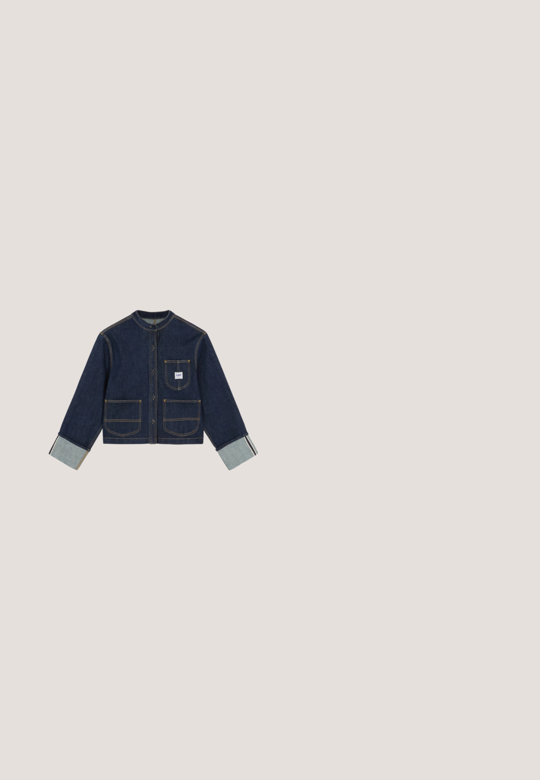 Donkerblauwe spijkerjas met een ronde kraag, knoopsluiting aan de voorkant, drie voorzakken en omgeslagen manchetten die de binnenstof tonen.; Witte crewneck T-shirt met roze tekst "Red Bull Racing" en twee rode stieren-logo's op de borst.; Wijde jeans van lichtblauwe denim. Voorzien van een hoge taille, twee voorzakken, subtiele vervaging op de dijen en een rechte zoom.; Witte lage sneaker met zilveren vlamontwerp aan de zijkant en witte veters op een effen witte achtergrond.; Denim schoudertas met verstelbare riem, zilveren hardware, gespsluiting aan de voorkant en marineblauwe bloemaccent. Merklogo zichtbaar.; Zilveren hoepeloorbellen met een glad, afgerond ontwerp, een strakke afwerking en een veilige sluiting. Minimalistische en moderne esthetiek.