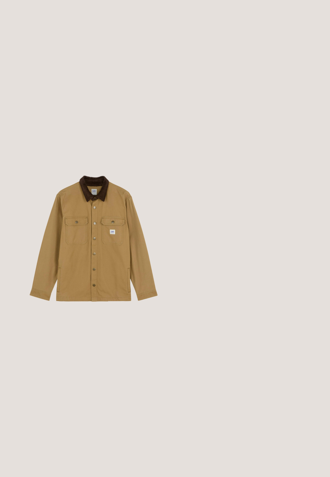 Veste beige à boutons avec col en velours côtelé marron foncé, deux poches poitrine à rabat et deux poches latérales, posée à plat sur fond blanc.; Sweat à capuche zippé gris avec une capuche spacieuse, des poches kangourou et des poignets côtelés. Le tissu semble doux et texturé, adapté pour un usage décontracté.; T-shirt blanc à manches courtes en coton. Il présente un col rond et une coupe décontractée. Texture lisse, design minimaliste, sans motifs ni accents.; Jean en denim bleu à coupe droite, cinq poches et fermeture éclair. Décoloration subtile à l'avant, accents cousus en orange.; Sneaker en dentelle blanche flottant au-dessus d'un banc en bois avec un feuillage vert en arrière-plan, mettant en valeur le design et la texture de la chaussure.; Sac fourre-tout en toile avec longues anses noires, bordure noire en bas et poche avant avec logo "Les Deux" en écriture noire.