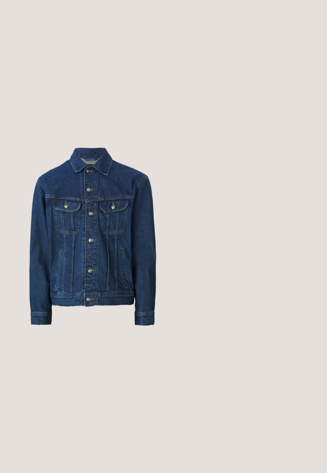 Tumed denim jope, millel on esine nupuluku ja kaks rinna taskut ning küljetaskud. Klassikaline krae, pikad varrukad, sirge disain.; Kreemi värvi kudum, millel on sooniktekstuur, ümmargune kaelus ja pikad varrukad. Disain sisaldab kabelkudumise mustreid üle kogu ala.; Lihtne valge lühikeste varrukatega ümara kaelusega t-särk, lõdva istuvusega, esiküljel pole nähtavaid logosid või mustreid.; Bežistest puuvillased püksid otse jalgadega disainiga, millel on ette voldid ja küljetaskud. Kangas on sile ja pehme tekstuuriga.; Zign LEATHER - Klassikalised poolsaapad - cognac; Pruun nahast vöö hõbedaste metallist pandlaga, millel on sile tekstuur ja stiilne, ristkülikukujuline disain. Lihtne ja funktsionaalne.