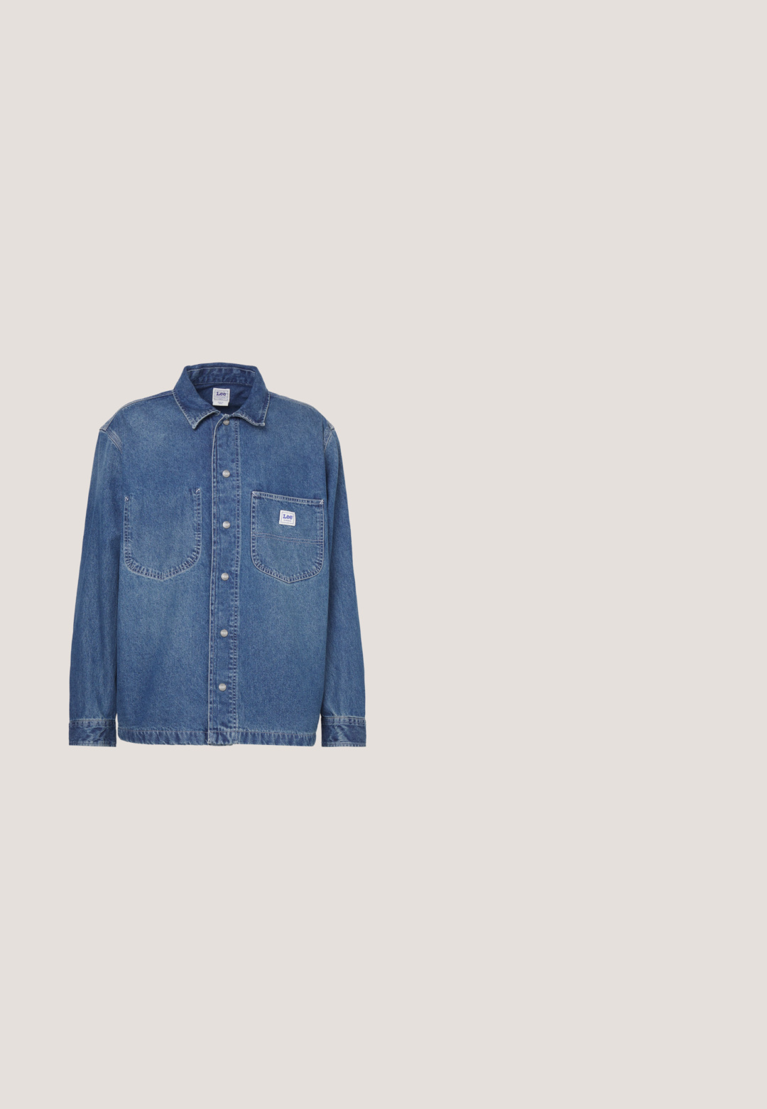 Jeanshemd in middelblauw met een knoopsluiting aan de voorkant, klassieke kraag, twee borstzakken en een labelpatch op de linker zak.; Spijkerblauwe jas met kraag, knoopsluiting aan de voorkant, twee borstzakken met klep, twee zijzakken met schuine opening en lange mouwen.; Donkerblauwe spijkerbroek met opgerolde pijpen, knoop- en ritssluiting, voor- en muntzakken en contrasterende stiksels op een witte achtergrond.; Donkergrote leren veterschoenen tot de enkels met een robuuste rubberen zool en metalen veters, gezien vanuit de buitenzijde.; Bordeaux sjaal gemaakt van lichte stof, met witte paisleypatronen en een decoratieve rand. Driehoekige vorm met een label.; Bruine leren riem, gladde textuur, zilveren metalen gesp, maat 110, met verschillende gaten voor aanpassing, opgerold in een lus.