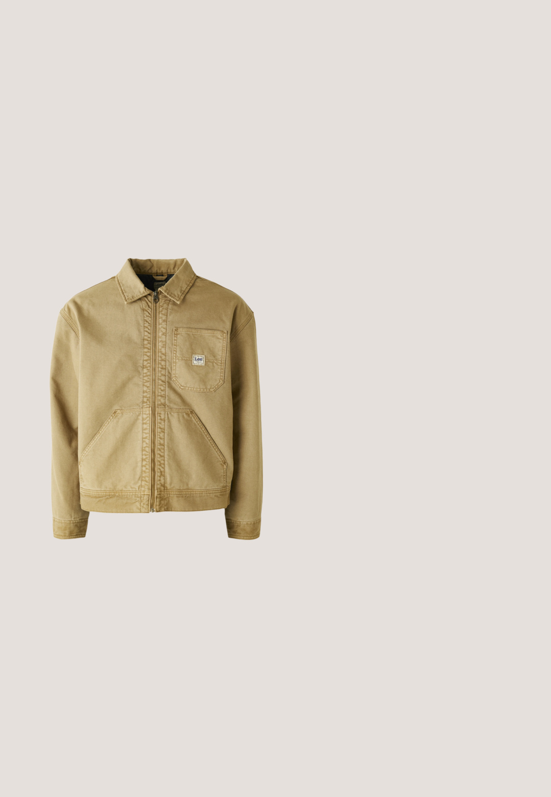 Chaqueta marrón con cierre de cremallera en el frente, cuello puntiagudo, bolsillo en el pecho y grandes bolsillos laterales. Hecha de tela resistente con detalles de costura visibles.; Polo beige hecho de una tela texturizada que presenta un sutil patrón de hojas de palma. Tiene un cuello clásico y dos botones en el cuello.; Pantalones cargo de color navy, confeccionados en tejido de mezcla de algodón, que cuentan con dos bolsillos laterales, una cremallera en la bragueta y un cierre frontal con botón. Diseño de pierna recta.; Zapatilla blanca de corte bajo con acentos negros, suela crema, cordones y texto "Jeans Pepe" en el panel lateral.; Bolso bandolera de tela gris con un bolsillo con cremallera negra, correa ajustable y forma rectangular. Presenta una textura suave y herrajes de metal.; Anillo de tono plata para hombres con la cabeza de un león en relieve sobre un fondo negro, con texto grabado alrededor del borde. Diseño de banda lisa.