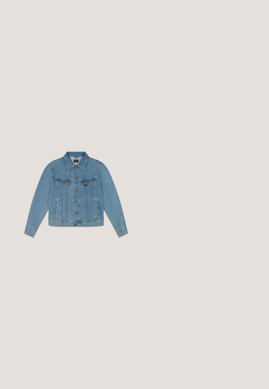 Hellblaue Denimjacke mit Knopfleiste, zwei Brustklappentaschen und zwei Seitentaschen, ausgestattet mit einem klassischen Kragen und langen Ärmeln.; Dunkelblauer strukturierter Strickpullover mit Rundhalsausschnitt, langen Ärmeln sowie gerippten Bündchen und Saum. Etikett sichtbar im Krageninneren.; Langärmliges blaues Jeanshemd mit Knöpfen, klassischem Kragen und weißen Knöpfen, flach auf einem weißen Hintergrund ausgelegt.; Herren Jeans aus blauem Denim mit geradem Bein, fünf Taschen und klassischem Knopf- und Reißverschluss.; Schwarze Lederstiefelette mit braunen Wildlederakzenten, runde Zehenpartie, sechs Ösen, gepolsterter Schaft und strukturiertes Profil für besseren Halt.; Schwarze Kulturbeutel aus strukturiertem und glattem Leder mit Handgelenkschlaufe und Tommy Hilfiger Logo auf der Vorderseite.