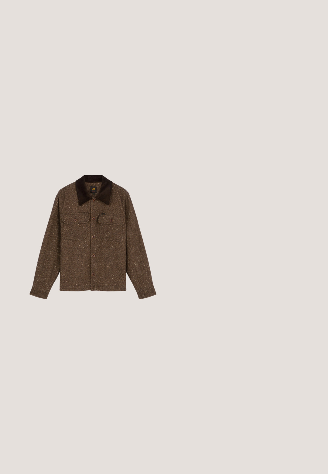 Veste marron texturée à boutons, col foncé et deux poches poitrine à rabat avec boutons.; Chemise à manches longues à carreaux marron et noir en tissu, avec un col à rabat et une patte de boutonnage ; présente des manches à poignets.; Pantalon en velours côtelé brun foncé avec poches avant, passants de ceinture et fermeture par bouton à la taille de la marque Lee.; Bottine en cuir marron avec bout arrondi, lacets, talon et semelle contrastants, et logo embossé sur le côté.; Tissu carré marron foncé avec des motifs paisley et floraux clairs formant une bordure décorative et une zone centrale sur fond blanc.; Ceinture en cuir marron avec une texture lisse, boucle rectangulaire en argent et lettrage de marque subtil sur la sangle.