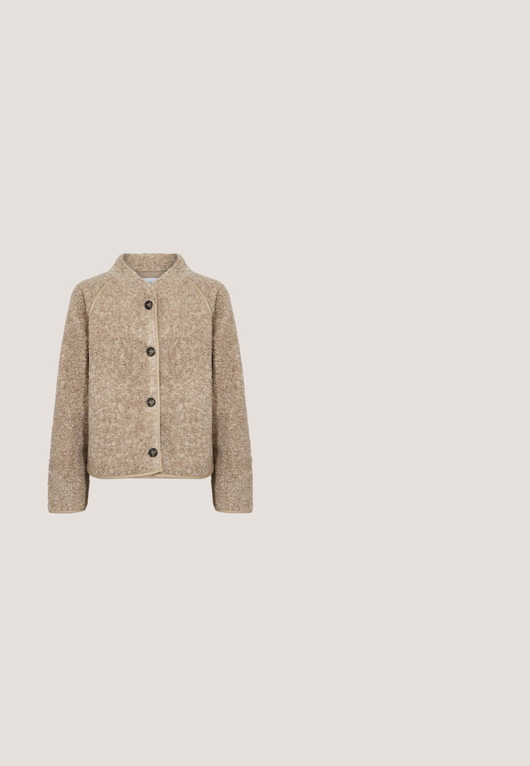 Beige sherpa fleece jas met lange mouwen, ronde hals en vier zwarte knopen aan de voorkant.; Beige trui met lange mouwen, een gegolfde kraag en gegolfde manchetten. Gemaakt van zachte, gestructureerde stof en heeft een slim fit ontwerp.; Bruine coltrui met lange mouwen, gemaakt van een gladde, rekbare stof. Heeft een nauwsluitende pasvorm en een eenvoudige zoom zonder zichtbare versieringen.; Beige gebreide wijdlopende broek met een gestructureerd patroon, hoge tailleband en een klein logo-label aan de zijkant.; Bruine suède slof met een fluffy crèmekleurig interieur en decoratieve gevlochten details op de teen. Gevoerde zool voor comfort.; Donkerbruine suède totebag met lange zwarte leren handvatten en kleine gouden logo-accenten aan de voorkant en uiteinden van de riem.