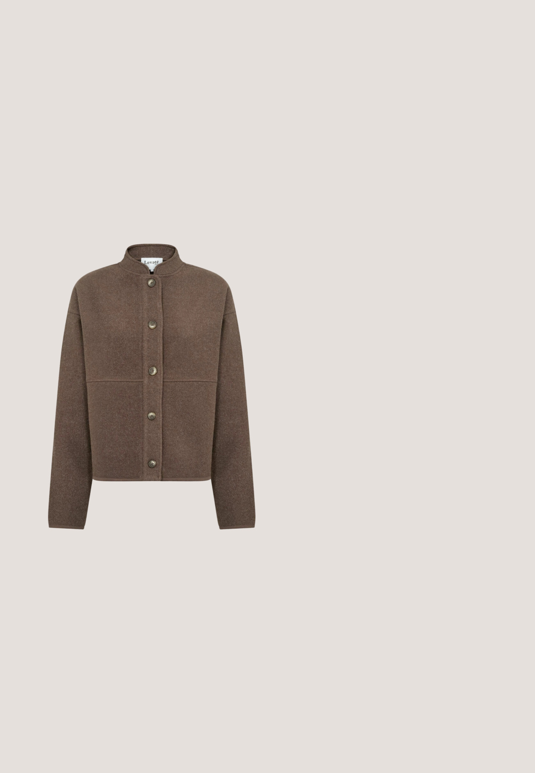 Bruine fleecejack met knoopsluiting, lange mouwen en een kleine opstaande kraag, voorkant zichtbaar op een witte achtergrond.; Donkerbruine gebreide blazer met lange mouwen, getailleerde pasvorm, brede revers en een enkele knoopsluiting aan de zijkant.; Bruine T-shirt met korte mouwen, gemaakt van zachte, gestructureerde stof en met een ronde halslijn. Heeft een discreet merkimpressie nabij de zoom.; Zwarte wijde broekspijpen gemaakt van zachte stof met een gladde tailleband, met een rechte silhouet en zonder zichtbare sluitingen of zakken.; Bruine, met fleece gevoerde ballerina met een ronde neus. Zachte textuur en naadloos ontwerp, met een low-profile silhouet. Geen zichtbare hardware.; Bruine suède tote tas met brede trapeziumvorm, twee bovenhandvatten en klein logo vlak bij de onderkant in het midden op een witte achtergrond.