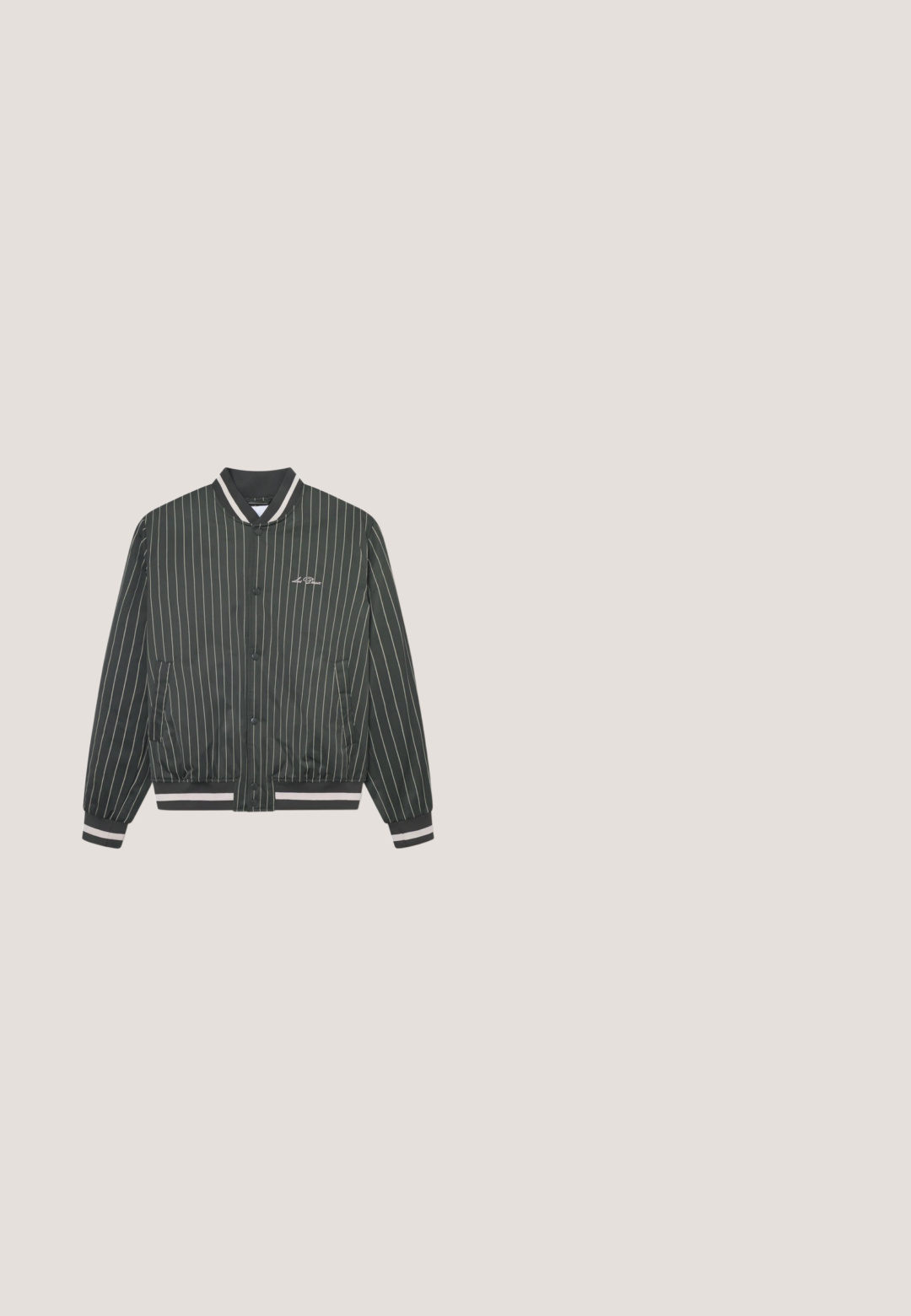 Veste bombardier verte avec des rayures blanches verticales, col et poignets côtelés, fermeture à boutons-pression et poches latérales. Comprend une broderie de logo.; Haut à capuche blanc avec une poche kangourou, cordon de serrage à la capuche et logo Lacoste imprimé en vert. Poignets et ourlet côtelés. Texture de tissu douce.; Polo à manches courtes à rayures verticales vertes et grises avec le texte "Les Deux", "Est. 2011" et un petit emblème de rose brodé en jaune.; Shorts vert foncé en tissu doux, dotés d'une ceinture élastique avec un cordon de serrage et des poches latérales. Logo brodé sur le devant.; Baskets basses vertes avec empiècements en daim et mesh, fermeture à lacets, col rembourré et semelle en caoutchouc texturée sur fond gris clair.; Petite pochette rectangulaire noire zippée en tissu texturé avec un petit logo crocodile vert Lacoste sur le côté avant droit.