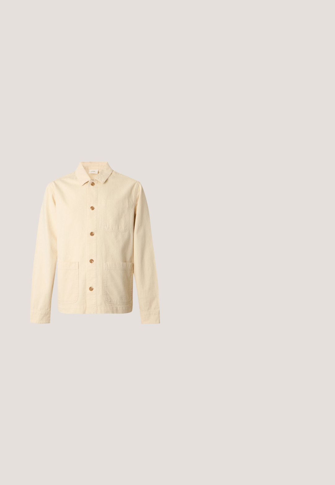 Veste beige crème à manches longues, boutonnée, avec col et trois poches avant sur fond gris clair.; T-shirt uni bleu marine à manches courtes, col rond, coupe régulière, présenté sur un fond gris clair.; Short beige en mélange de coton avec taille élastique, cordon ajustable, tissu texturé et ourlet au genou.; Botte Chelsea en cuir marron avec panneaux élastiques sur les côtés, une languette à l'arrière et un petit talon empilé. Texture lisse avec bout arrondi et un design minimaliste.; Lunettes de soleil rectangulaires gris transparent avec verres opaques et montures épaisses posées sur une surface blanche.; Sac cabas en toile beige avec deux anses et une poche avant, "LES DEUX" brodé sur la poche.