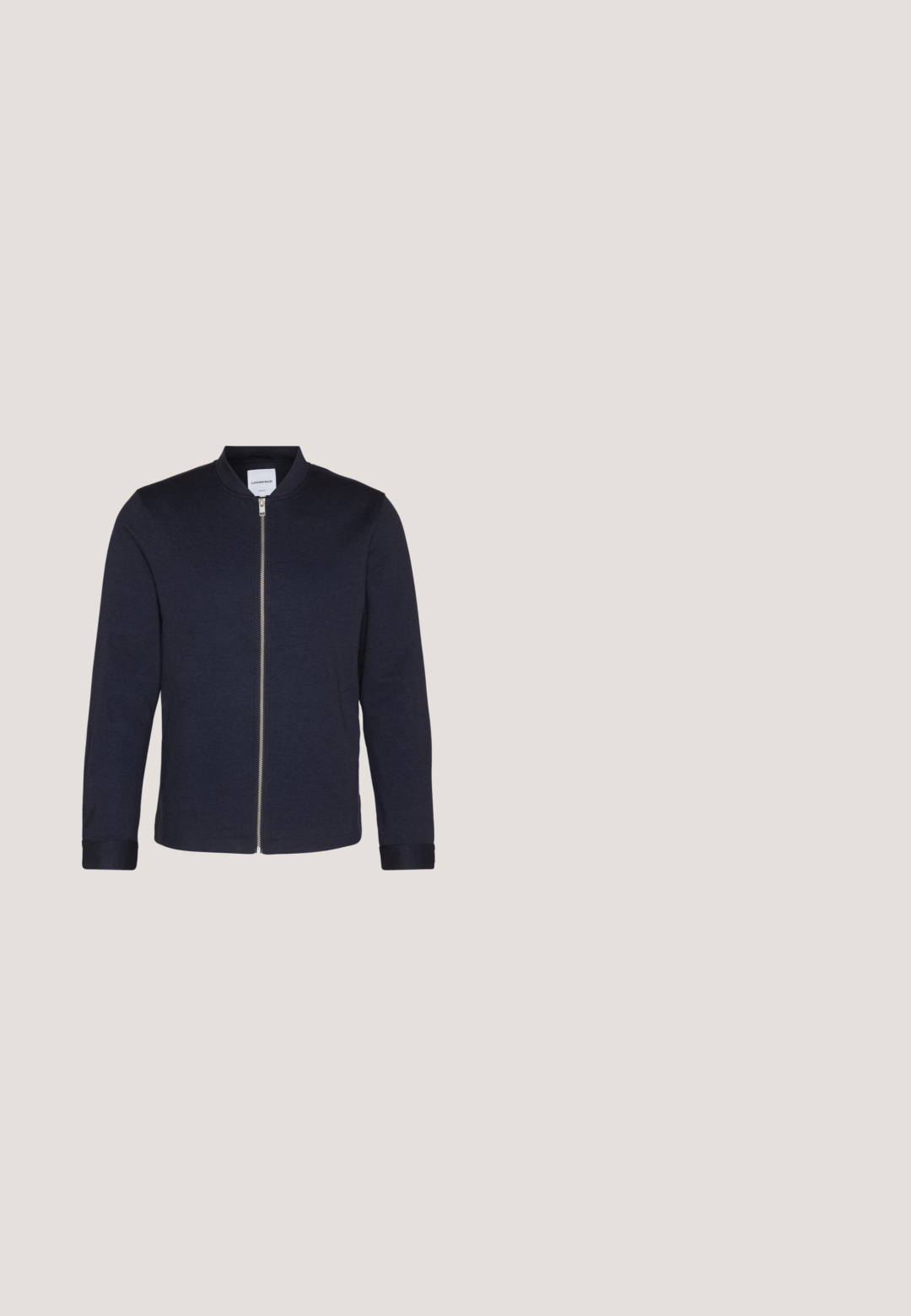 Donker marineblauwe bomberjack met een voorkANT ritssluiting, ronde halslijn en omgeslagen mouwen. Gemaakt van een soepele stof met een minimalistisch ontwerp.; Roomkleurige korte mouw gebreide polo met een V-hals en kraagontwerp. Heeft geribbelde boorden en zoom, gladde textuur.; Beige broek van een gladde stof, met een knoopsluiting, rechte snit en gestikte zoomdetails. Eenvoudig ontwerp zonder patronen.; Beige suède sneaker met een witte zool en veters, zwevend boven een gestructureerd beige tapijt tegen een zachte beige achtergrond.; Witte parelketting met een uniforme ronde vorm, gladde oppervlakte en een metalen sluiting met een uitbreidingsketting voor verstelbare lengte.; Zwarte leren riem met een gladde textuur, zilveren rechthoekige gesp en een lus voor het einde. Heeft nette stiksels langs de randen.