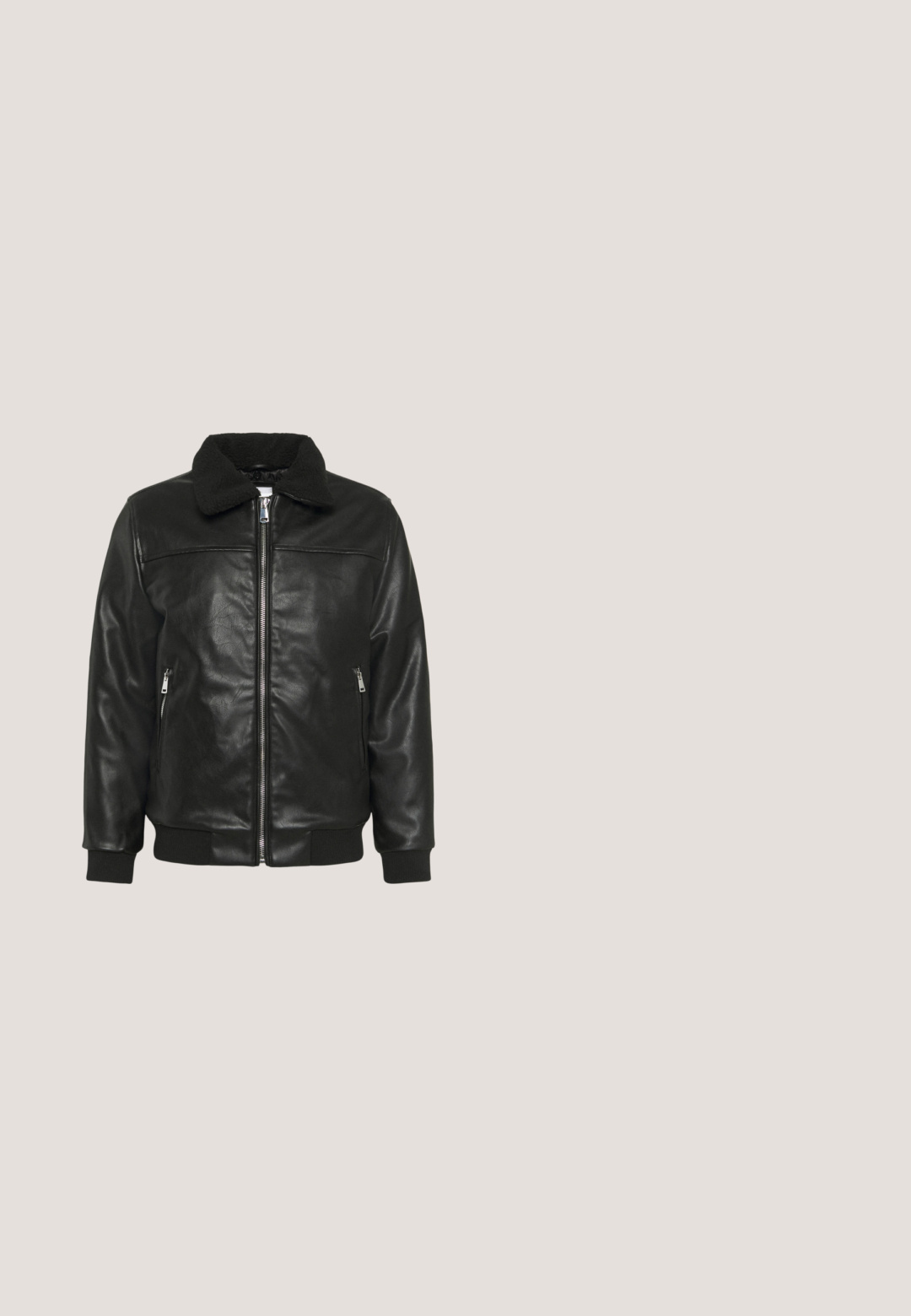 Lindbergh JACKET - Bunda z nepravej kože - black; Sivá dlhá rukávová roláková košeľa z jemného materiálu, s priliehavým strihom a minimálnymi švami okolo krku a manžiet.; Čierne slim-fit rifle s miernym opotrebovaním na predných stehnách a kolenách, so prednými vreckami, opaskovými pútkami a zapínaním na gombík.; Čierne kožené Chelsea topánky sa vznášajú nad drevenou lavicou s trávou a rastlinami v pozadí.; Čierne obdĺžnikové slnečné okuliare s gradientovými šošovkami prechádzajúcimi od tmavej k svetlej. Plastové rámy s elegantným dizajnom a minimálnymi detailmi na stranách.; Čierny kožený opasok s obdĺžnikovou striebornou prackou, s malým zeleným logom krokodíla a hladkým povrchom. Štandardná šírka, jednoduchý dizajn.