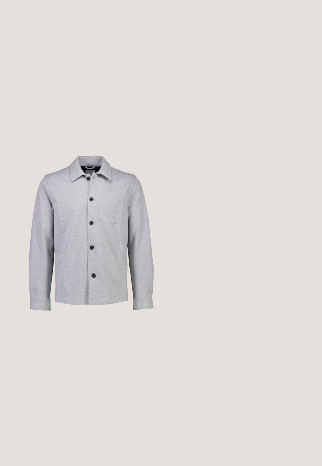 Grijze button-up jas gemaakt van zachte stof. Beschikt over een puntige kraag, lange mouwen, een voorkantzak en zwarte knopen.; Blauw geruit overhemd met lange mouwen en een button-down kraag, voorzien van witte knopen, een textuurrijk stof en licht taps toelopende manchetten.; Donkergrijze op maat gemaakte broek met zijzakken en knoopsluitbare verstelbare tailleband, smalle rechte pijp.; Lichtbeige suède vestidoel met een ronde neus, geperforeerde textuur en contrasterende donkerhouten hak. Voorzien van drie gaatjes voor veters.; Blauwe stropdas met een herhalend patroon van kleine zwarte fietsen, gelijkmatig verdeeld over de lengte op een witte achtergrond.; Grijze suède riem met een gladde afwerking, voorzien van een zilveren metalen gesp en een reliëflogo. De riem heeft een strak, minimalistisch ontwerp.