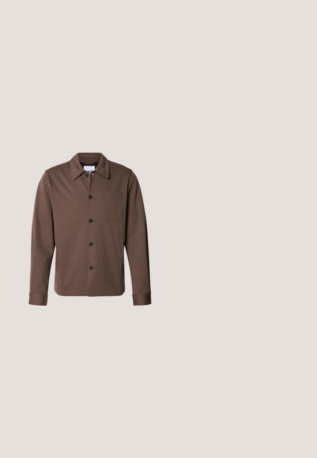 Lindbergh SUPERFLEX OVERSHIRT - Chaqueta fina - khaki; Camisa de polo crema con una tapeta de tres botones, mangas cortas y acentos en color azul marino en el cuello y las mangas. Tejido suave de mezcla de algodón.; Pantalones negros hechos de una tela suave, con cintura ajustable con cordón, diseño de corte ajustado y pierna cónica. Sin patrones ni detalles destacables.; Botines Chelsea de ante negro con paneles laterales elásticos, punta redonda, lengüeta y un tacón bajo en bloque, diseñados para facilitar su uso.; Gafas de sol cuadradas negras con lentes grises. Montura de plástico con acabado mate. Patillas delgadas con detalle del logo. Diseño simple y contemporáneo.; Bolso bandolera de cuero negro con bolsillo delantero con cremallera y correa ajustable sobre un fondo blanco liso.